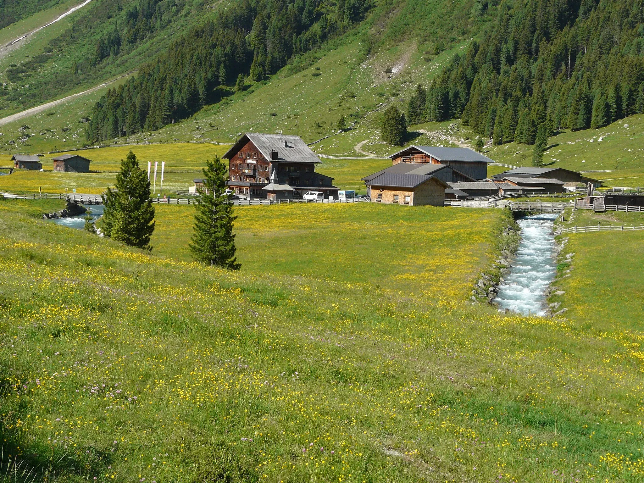 Photo showing: Krimmler Tauernhaus mit Krimmler Ache (links) und Rainbach (rechts). Links die Sommerlehenalm.