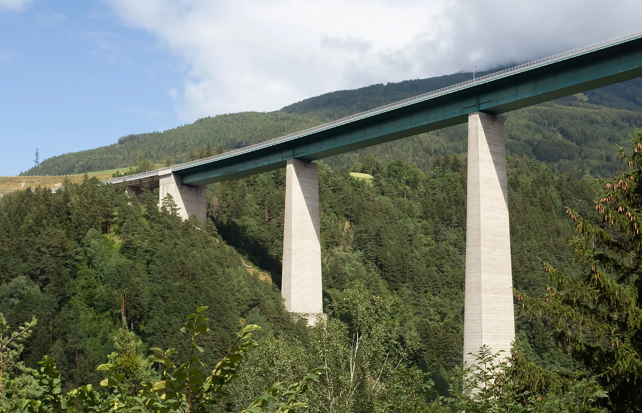 Photo showing: between Patsch und Schönberg im Stubaital, the Europabrücke from Unterberg