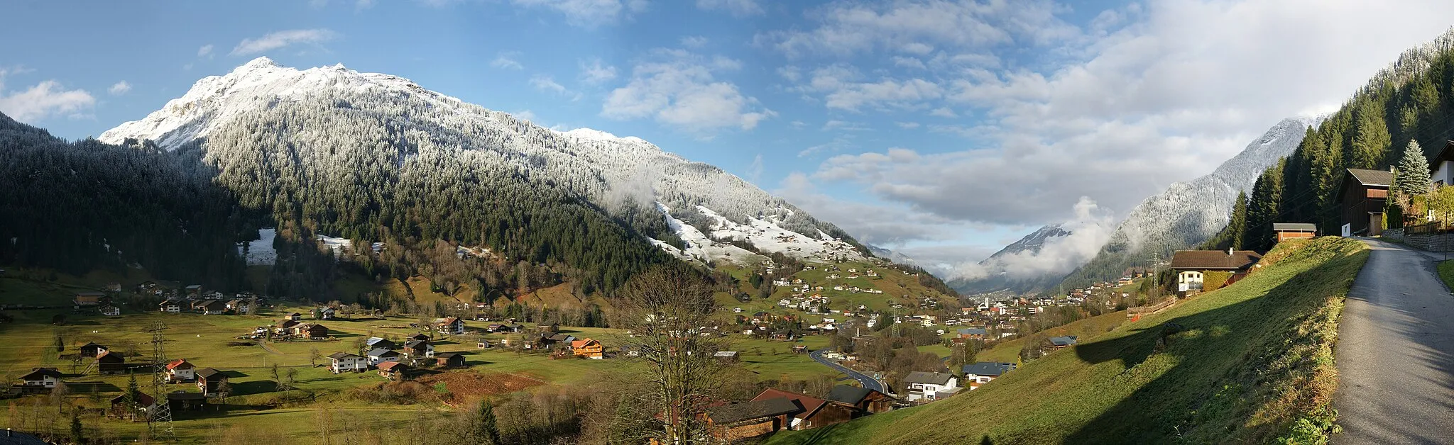 Photo showing: 180 ° panoramic view of the district Rifa on Gaschurn. Gundalatscherberg left, it extends the ski resort Silvretta Nova. Continue left in the snow the Versettla Peak. Right into fog shrouded the Skigebiet Skigebiet Hochjoch Schruns in Montafon.