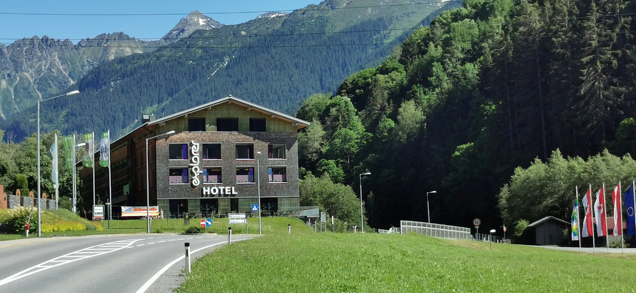 Photo showing: Explorer Hotel Montafon · Ansicht von der Landstraße