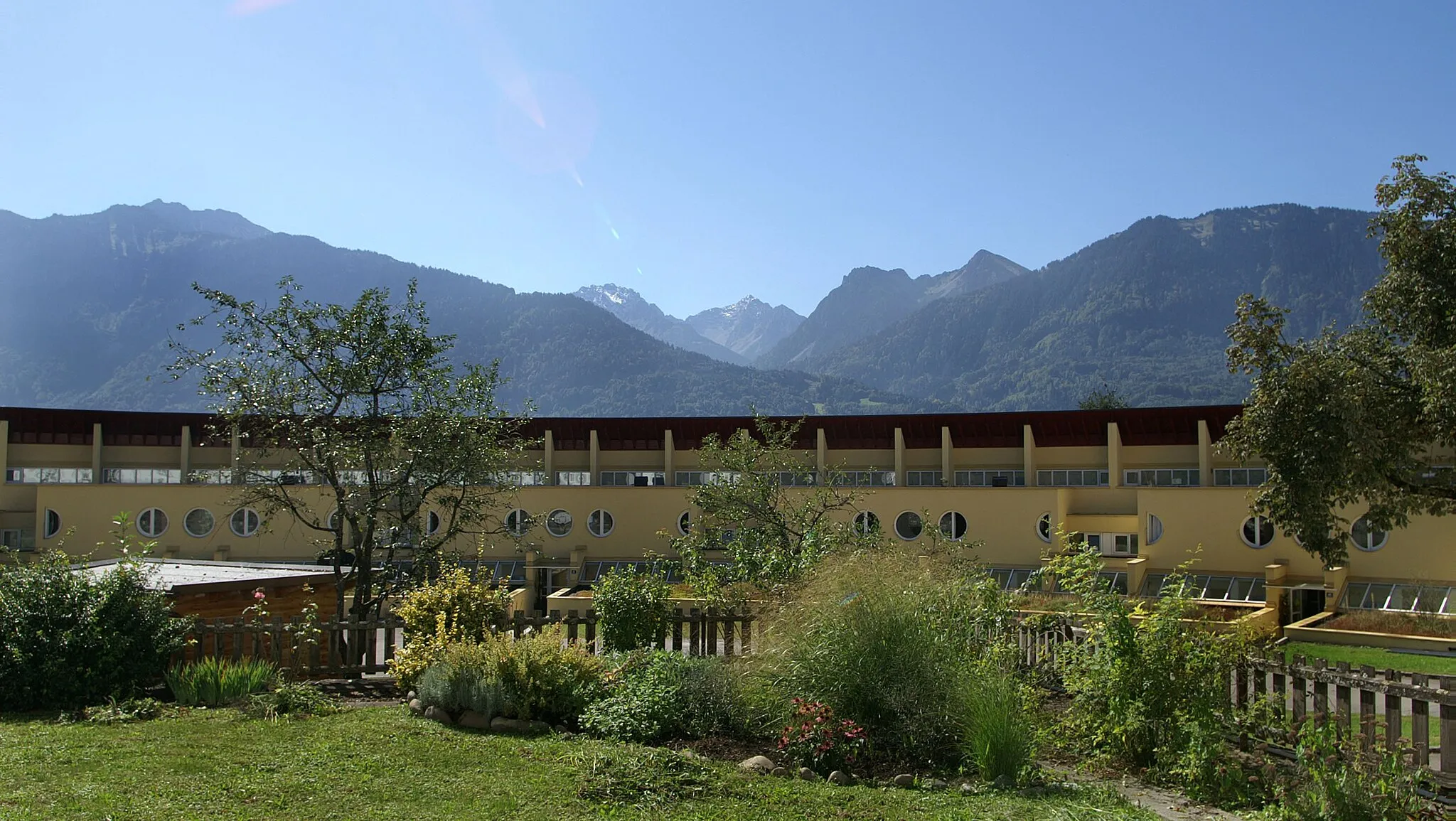 Photo showing: Das Bild zeigt eine Wohntrakt des Sozialpädagogischen Internat des Vorarlberger Kinderdorf in Schlins.