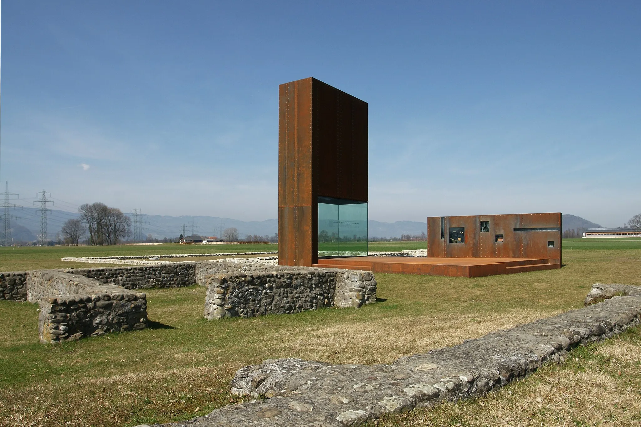 Photo showing: Das Freilichtmuseum "Römervilla" in Rankweil-Brederis. Die implantierte, begehbare Skulptur aus COR-TEN-Stahl stammt von Marte.Marte Architekten ZT Gmbh.