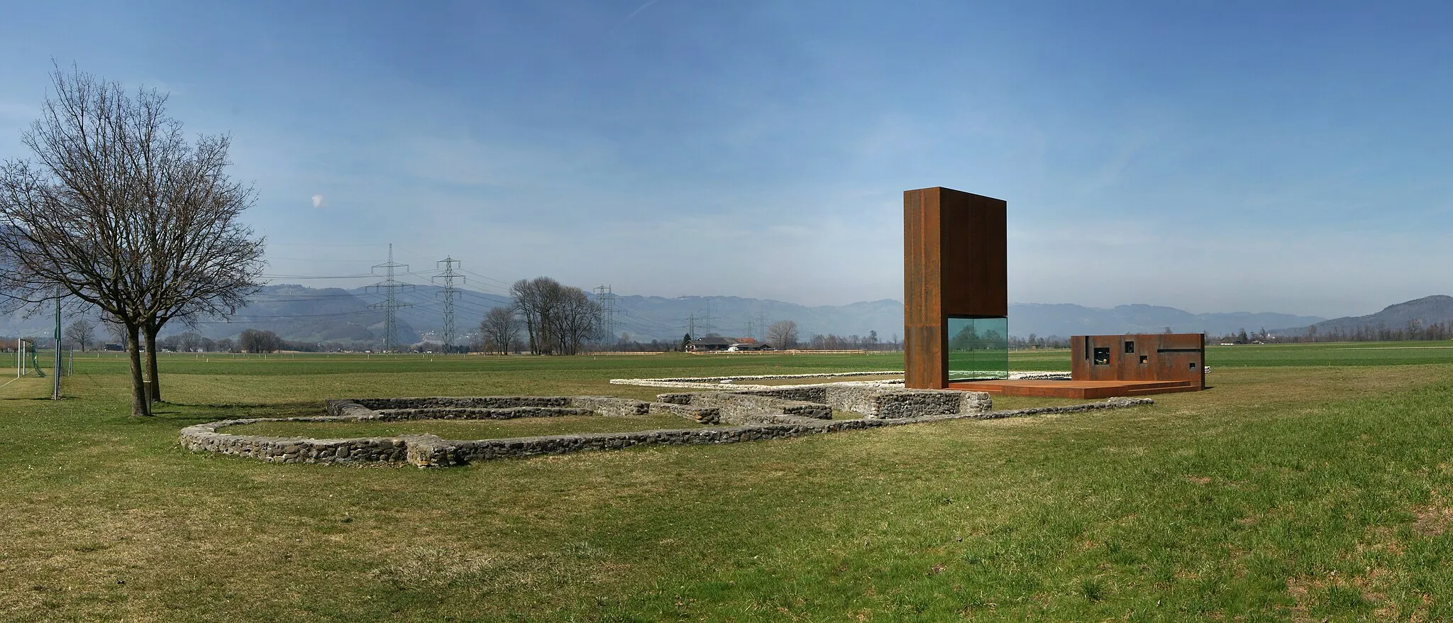 Photo showing: Das Freilichtmuseum "Römervilla" in Rankweil-Brederis. Die implantierte, begehbare Skulptur aus COR-TEN-Stahl stammt von Marte.Marte Architekten ZT Gmbh.