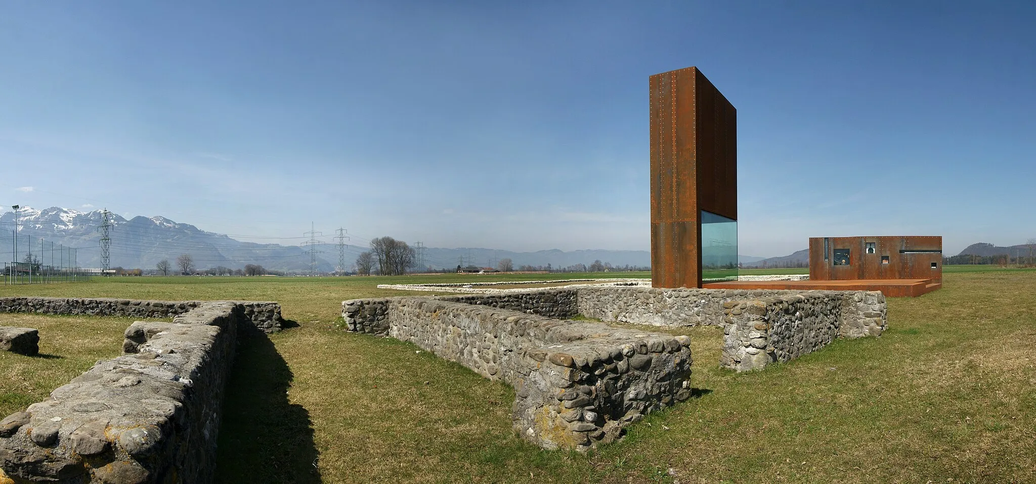 Photo showing: Das Freilichtmuseum "Römervilla" in Rankweil-Brederis. Die implantierte, begehbare Skulptur aus COR-TEN-Stahl stammt von Marte.Marte Architekten ZT Gmbh.