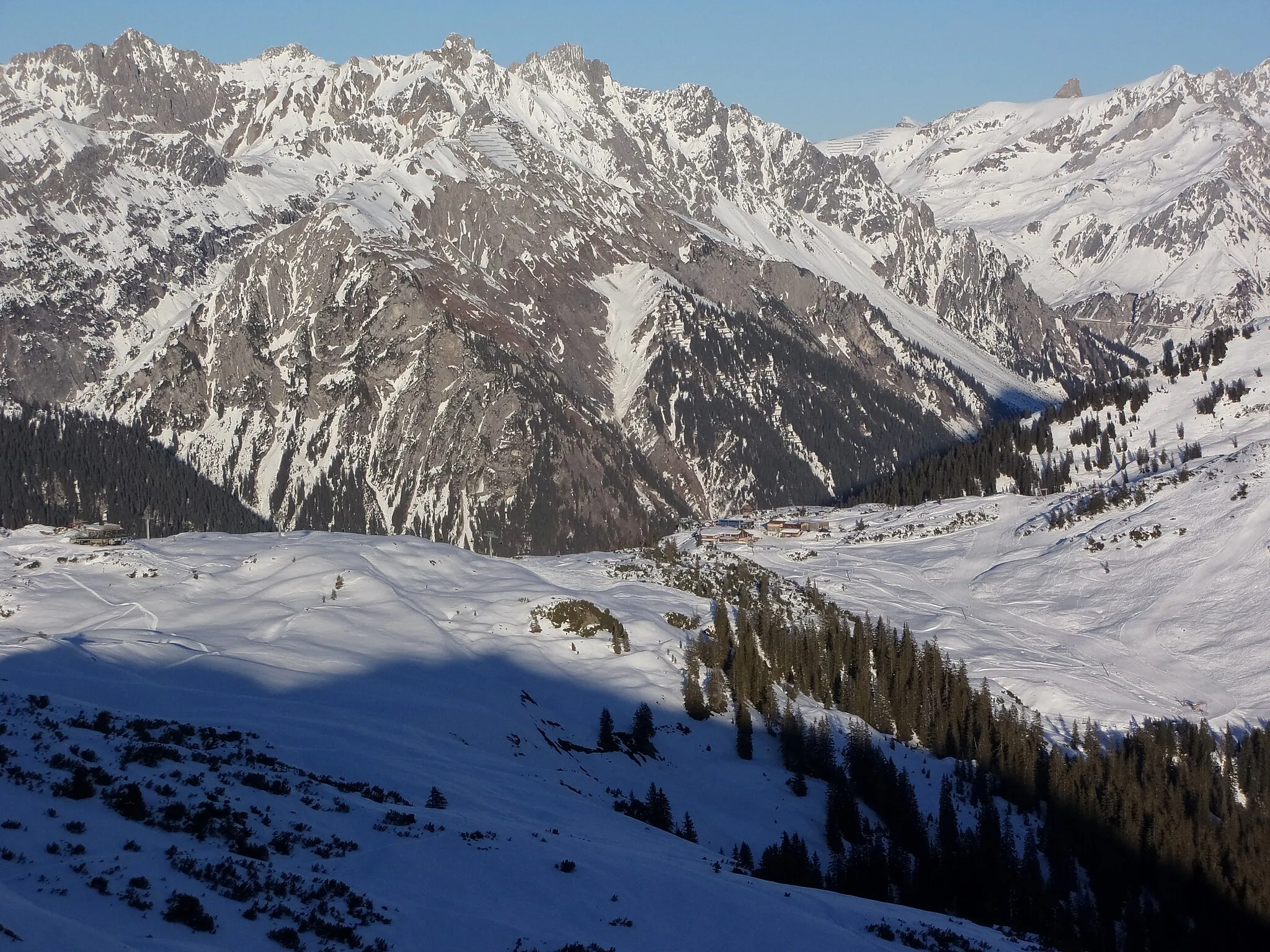 Photo showing: Blick vom Muttjöchle auf das Skigebiet Sonnenkopf. Auf der anderen Talseite stürzt das für die Arlbergbahn relevante Großtobel in der Bildmitte in die Tiefe.