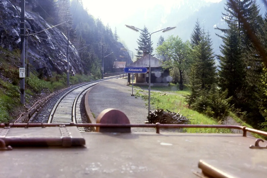 Photo showing: Führerstandsmitfahrt auf der Arlbergbahn, 
Fahrt von Bludenz nach Innsbruck mit Lok 1020.32, Station Klösterle