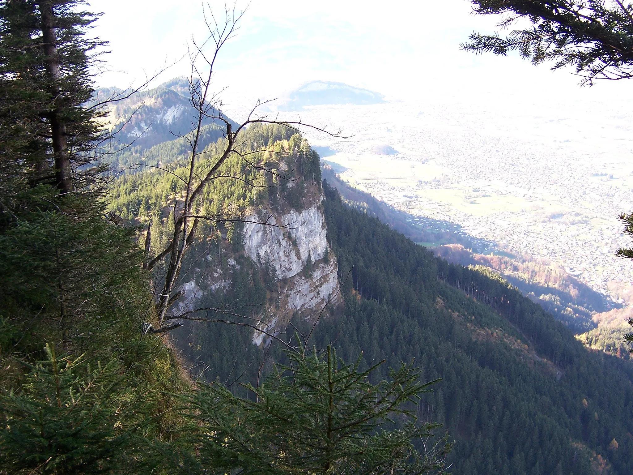 Photo showing: The eastern side of mountain Strahlkopf in Vorarlberg, Austria. Picture taken from mountain Schöner Mann.