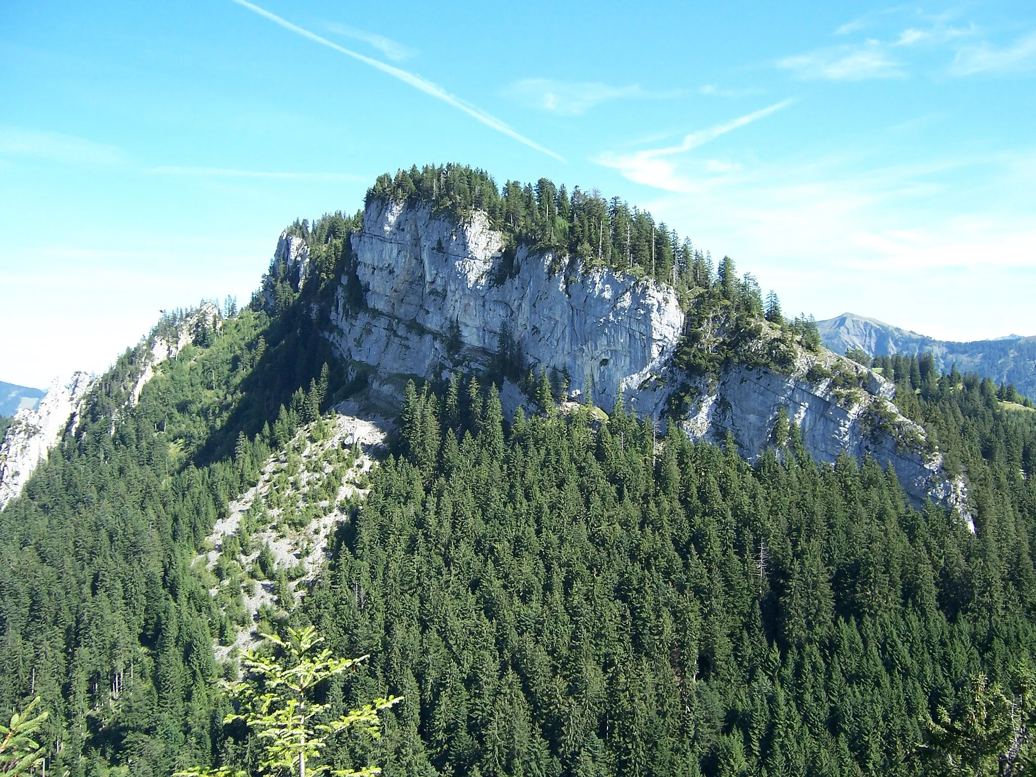 Photo showing: The rock face of the western side of mountain Schöner Mann in Vorarlberg, Austria. Picture taken from mountain Strahlkopf.