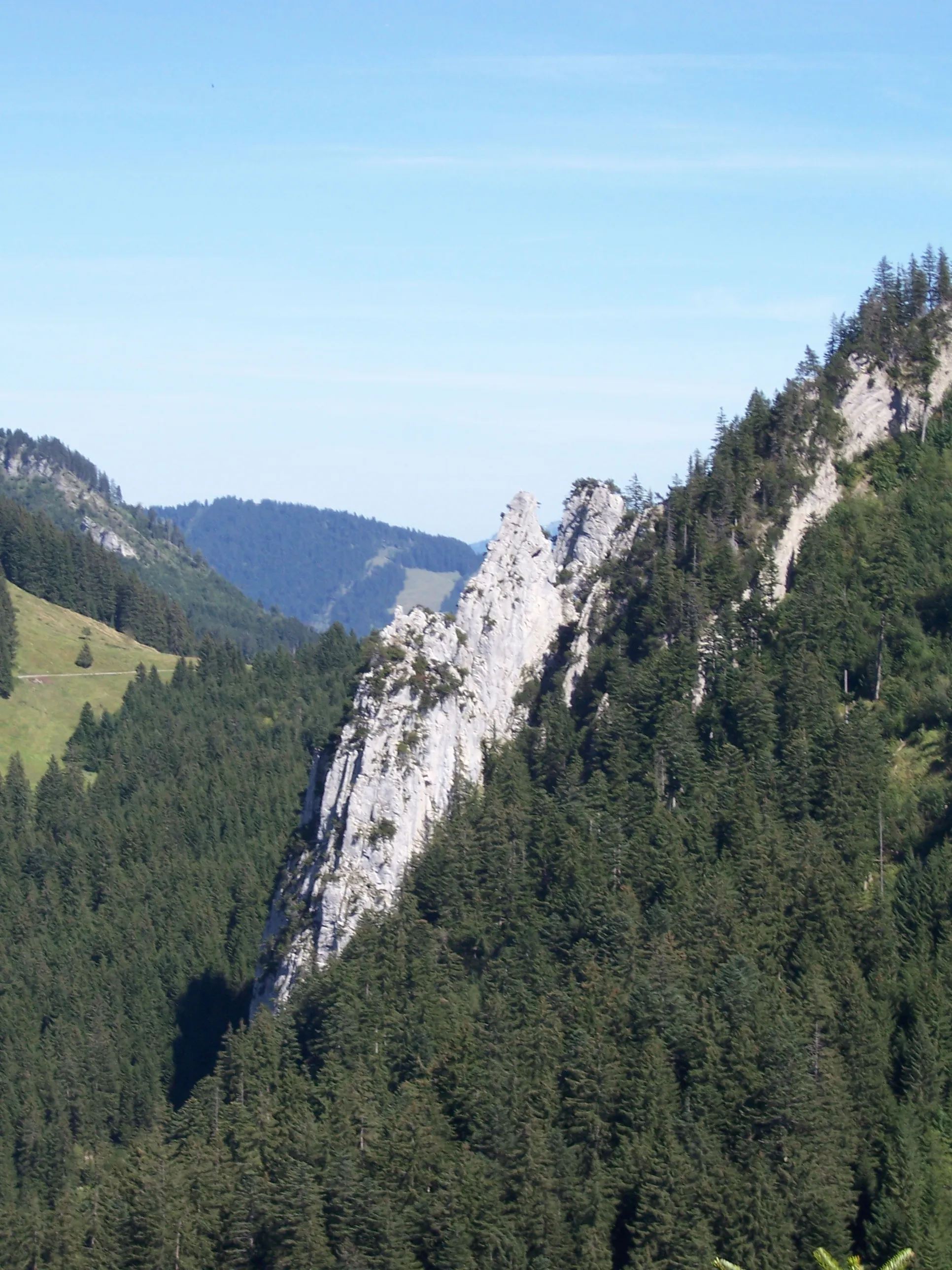 Photo showing: The Löwenzähne (rock pinnacles) from southwest in Vorarlberg, Austria. Picture taken from mountain Strahlkopf.