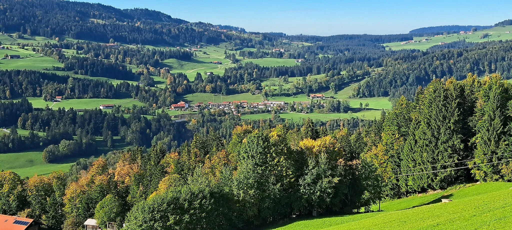 Photo showing: Feriendorf Eibele, Gemeinde Oberstaufen. Im Weißachtal gelegen. Von Hagspiel aus fotografiert.