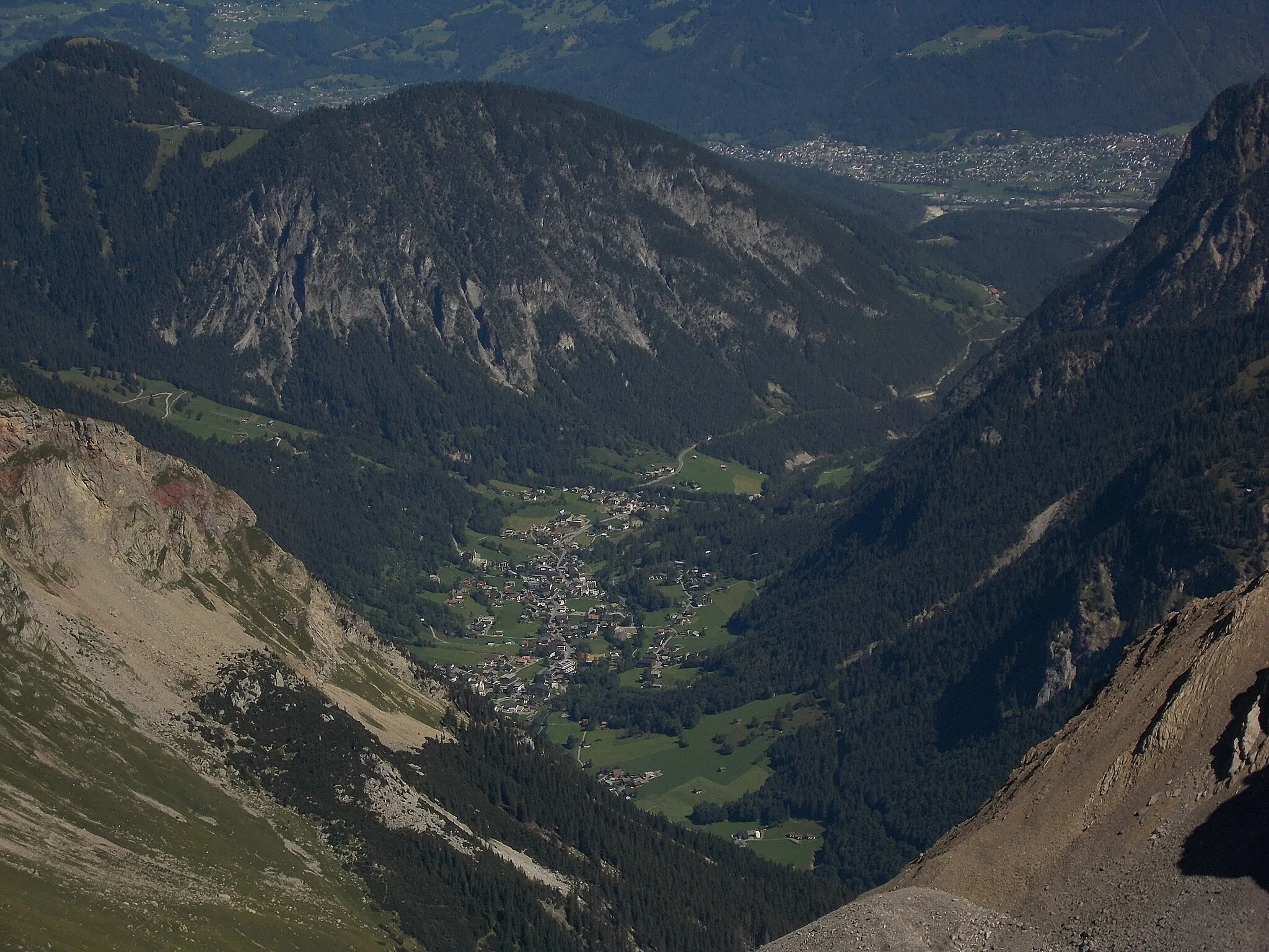 Photo showing: Tiefblick von der Schesaplana (2965 m) auf Brand. Im Hintergrund Nüziders und Teile von Bludenz