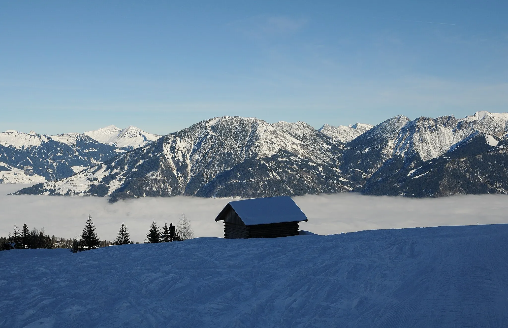 Photo showing: In the ski resort on the Tschengla Bürserberg. The mist covered the whole Walgau and pulls up in the Große Walsertal. The peaks are annotated.