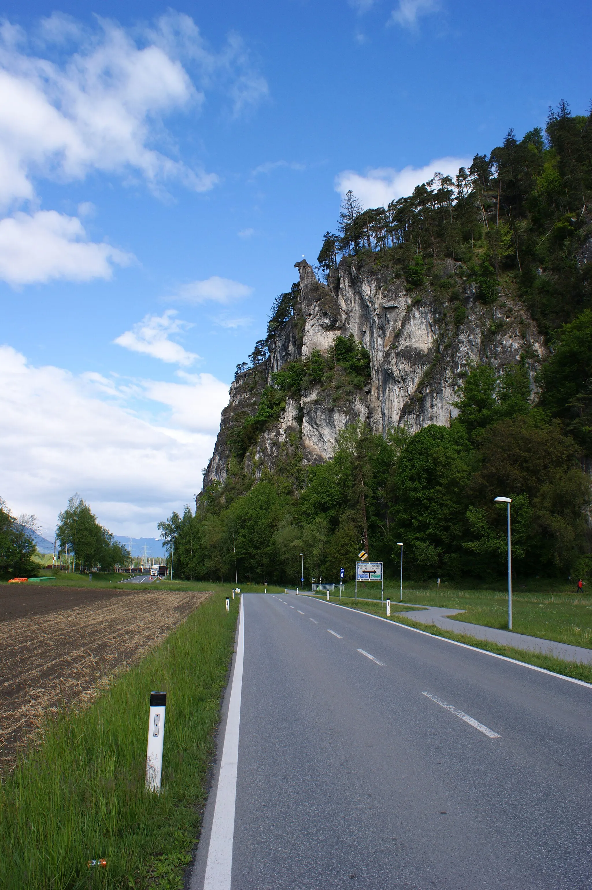 Photo showing: The "Hangender Stein" (meaning: "hanging stone") is a rock formation on the border between the communities Ludesch and Nüziders.