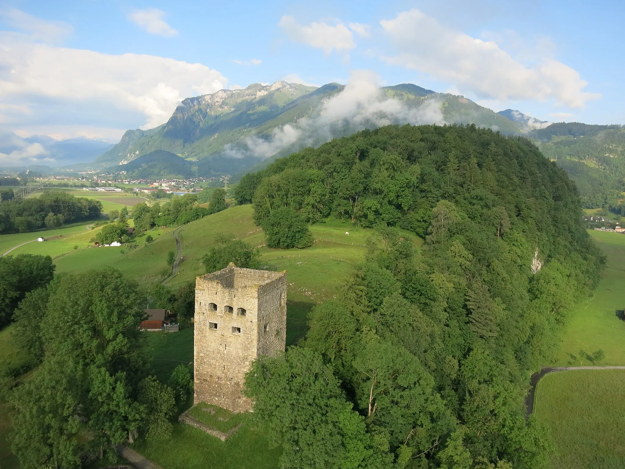 Photo showing: Diese Luftaufnahme zeigt die Burgruine Blatten in der Gemeinde Oberriet, Schweiz im St. Galler Rheintal.