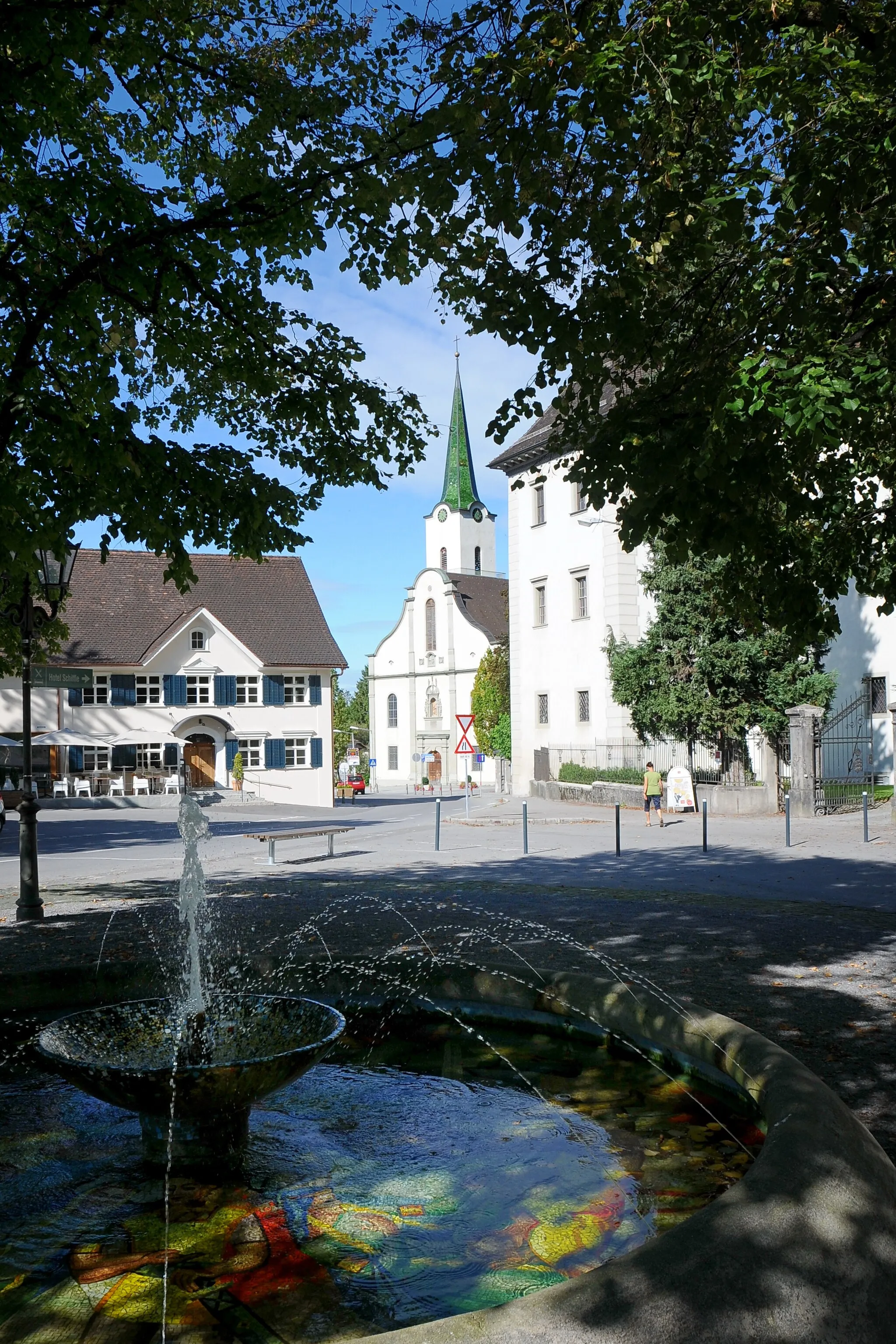 Photo showing: Im Zentrum von Hohenems. Links der Gasthof Löwen, mitte die Stadtpfarrkirche St.Karl, erbaut 1797 und rechts der Palast.