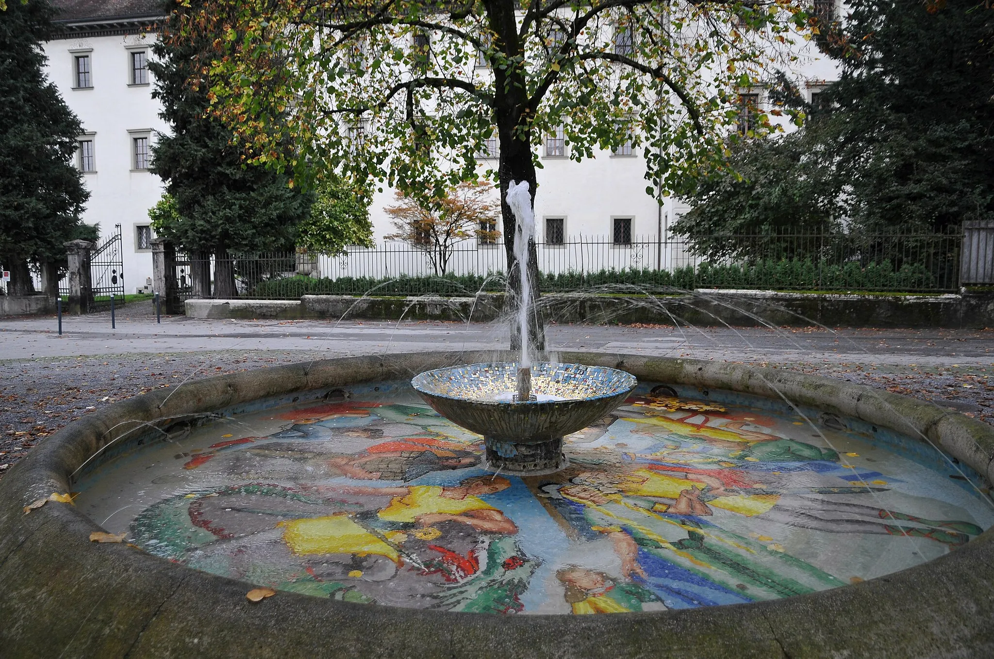 Photo showing: Der Nibelungenbrunnen am Schloßplatz in Hohenems. Dahinter der Palast Hohenems.