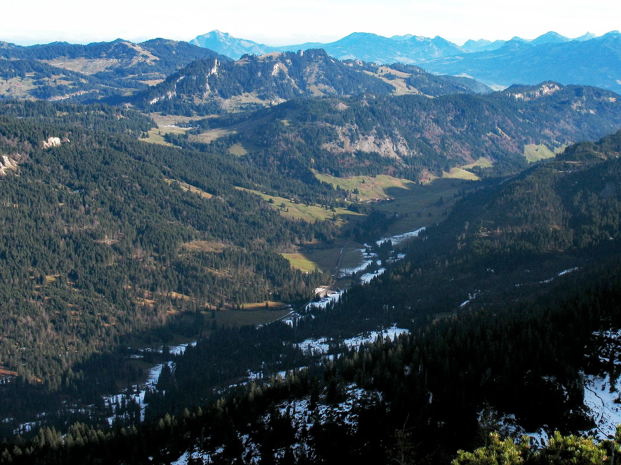 Photo showing: Blick vom Gipfel der Unteren Gottesackerwände (1857 m) nach Nordosten über das Rohrmoostal mit Rohrmoos (1070 m).