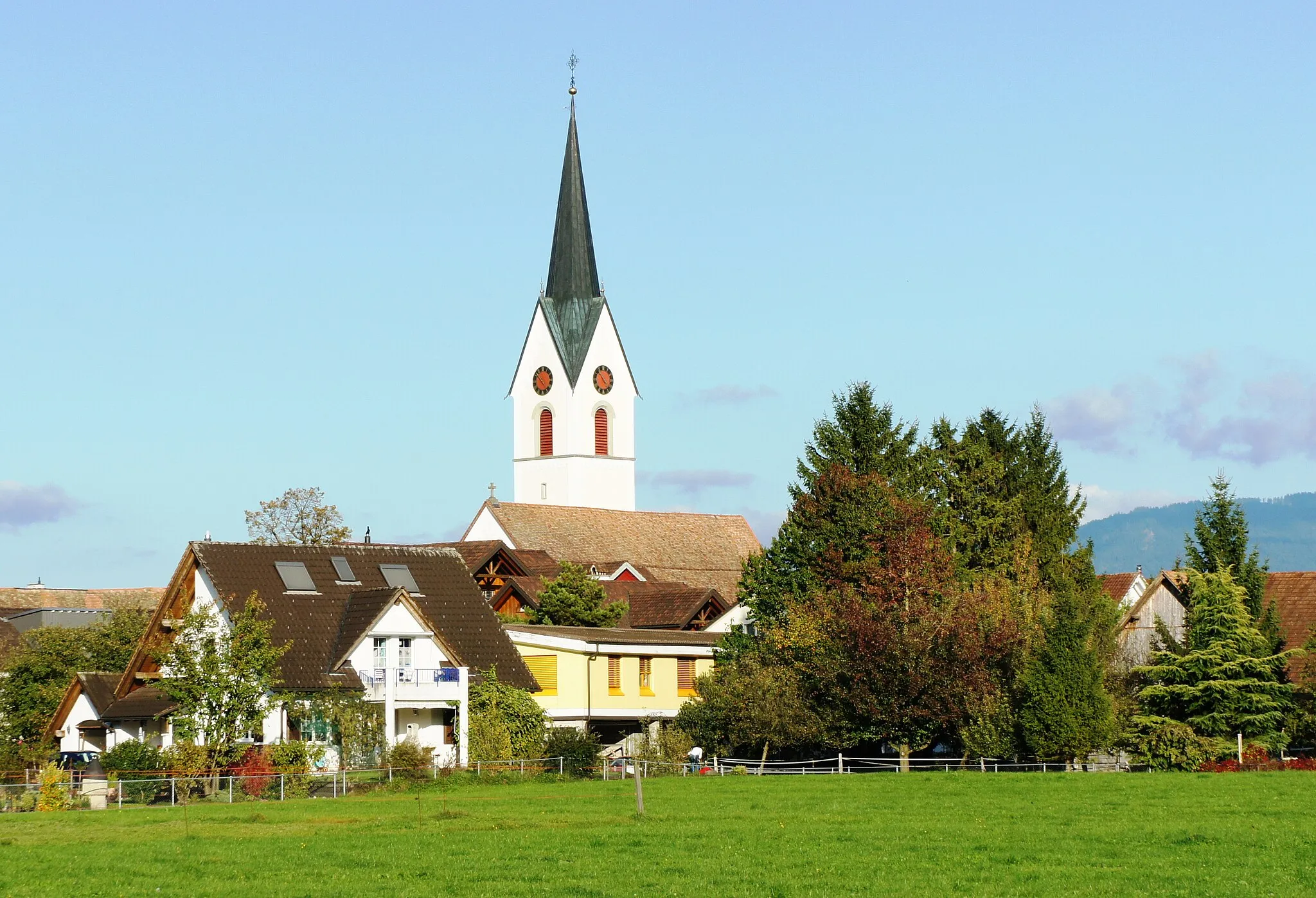 Photo showing: Das Dorfzentrum von Kriessern aus südwestlicher Richtung. Über die Dächer der Häuser ragt der Kirchturm der kath. Pfarrkirche.