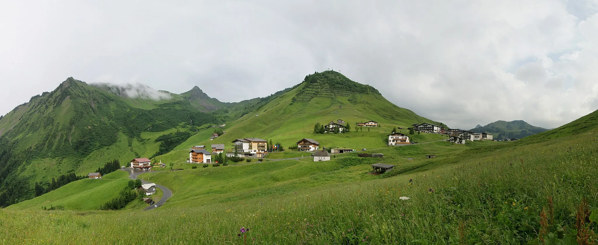 Photo showing: Blick vom Fusse des Zafernhornes im Ortsgebiet von Fontanella - Faschina auf links das Sonnenköpfle 1877m, der markante Spitz in der Bildmitte: der höchste Berg des Bregenzerwaldgebirges das Glatthorn 2133m der Hahnenkopf 1772m und ganz rechts den Gipfel der Damülser Mittagsspitze.