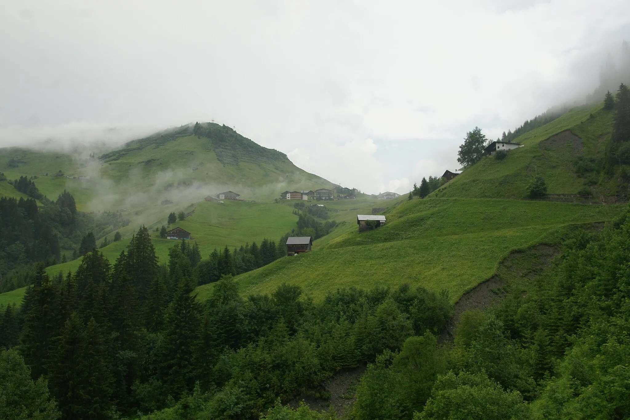 Photo showing: Blick auf Fontanella - Faschina, der Hahnenkopf 1772m und die Staffelalpe.