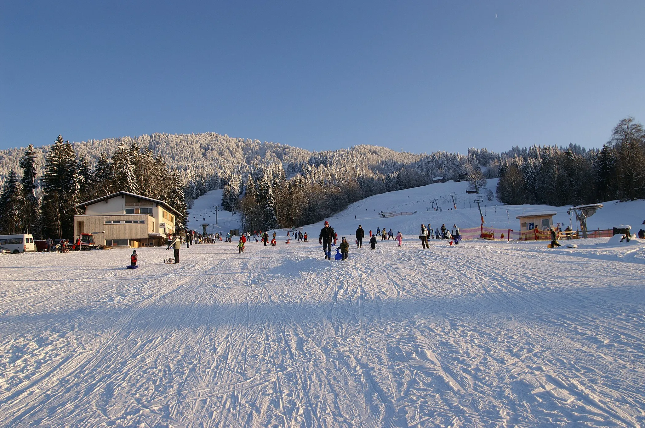 Photo showing: Liftbetriebe Alberschwende Brüggele 705 Vorarlberg. Blick auf den Brüggelekopf.