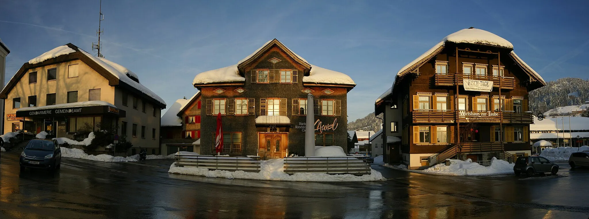 Photo showing: Panorama aus mehreren Bilder. Der Kirchplatz von Alberschwende in Vorarlberg.