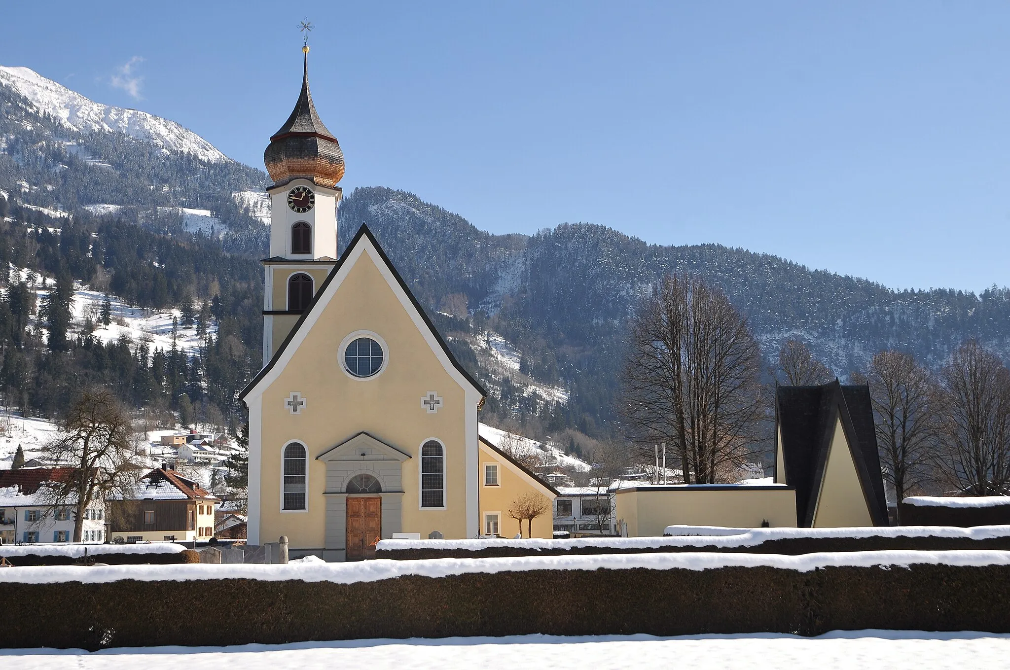 Photo showing: Kath. Pfarrkirche hl. Sebastian mit Friedhof
an der Kirchstraße 1 in Ludesch.