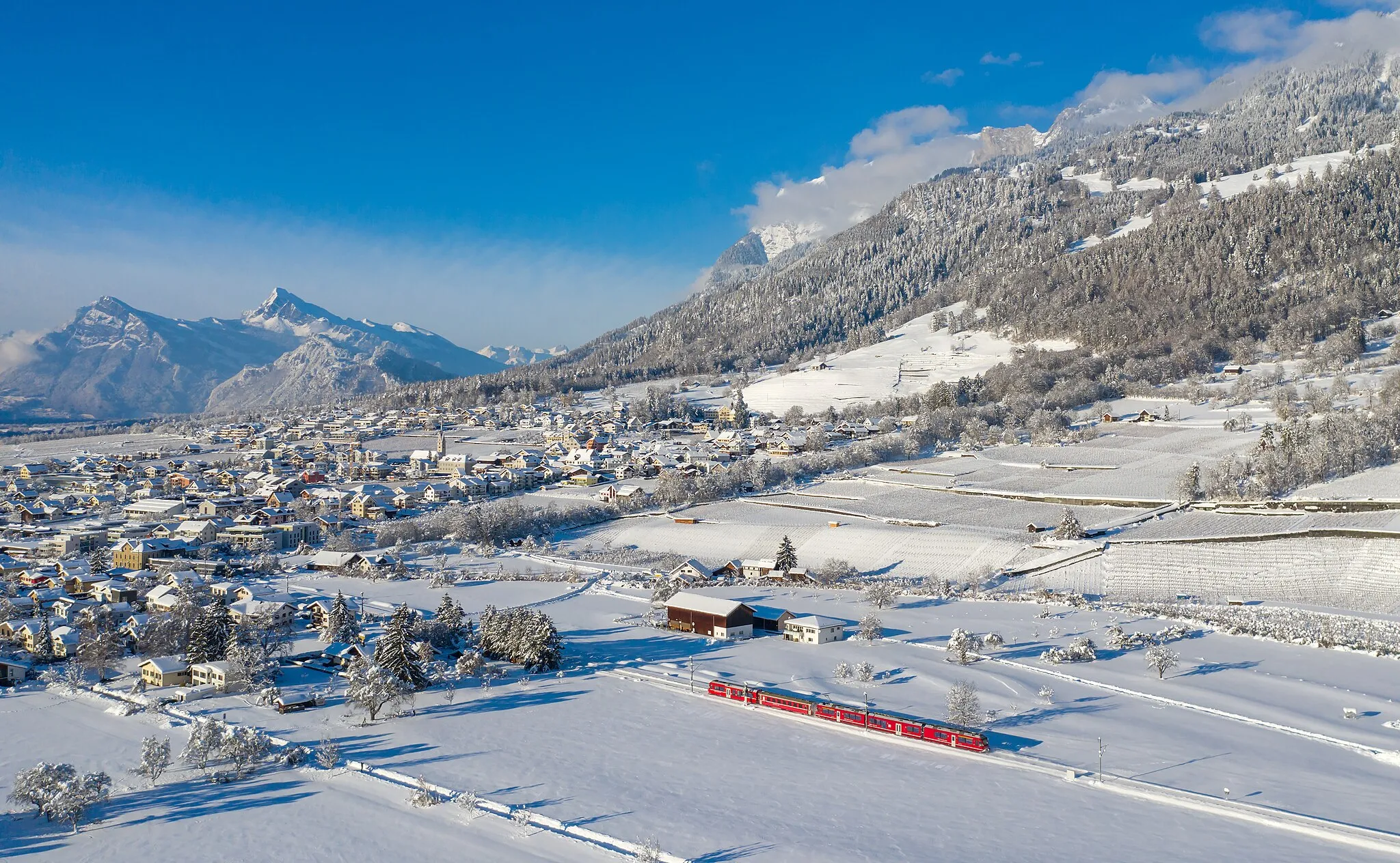 Photo showing: RhB ABe 8/12 as RE 1044 Davos - Landquart at Malans, Switzerland.