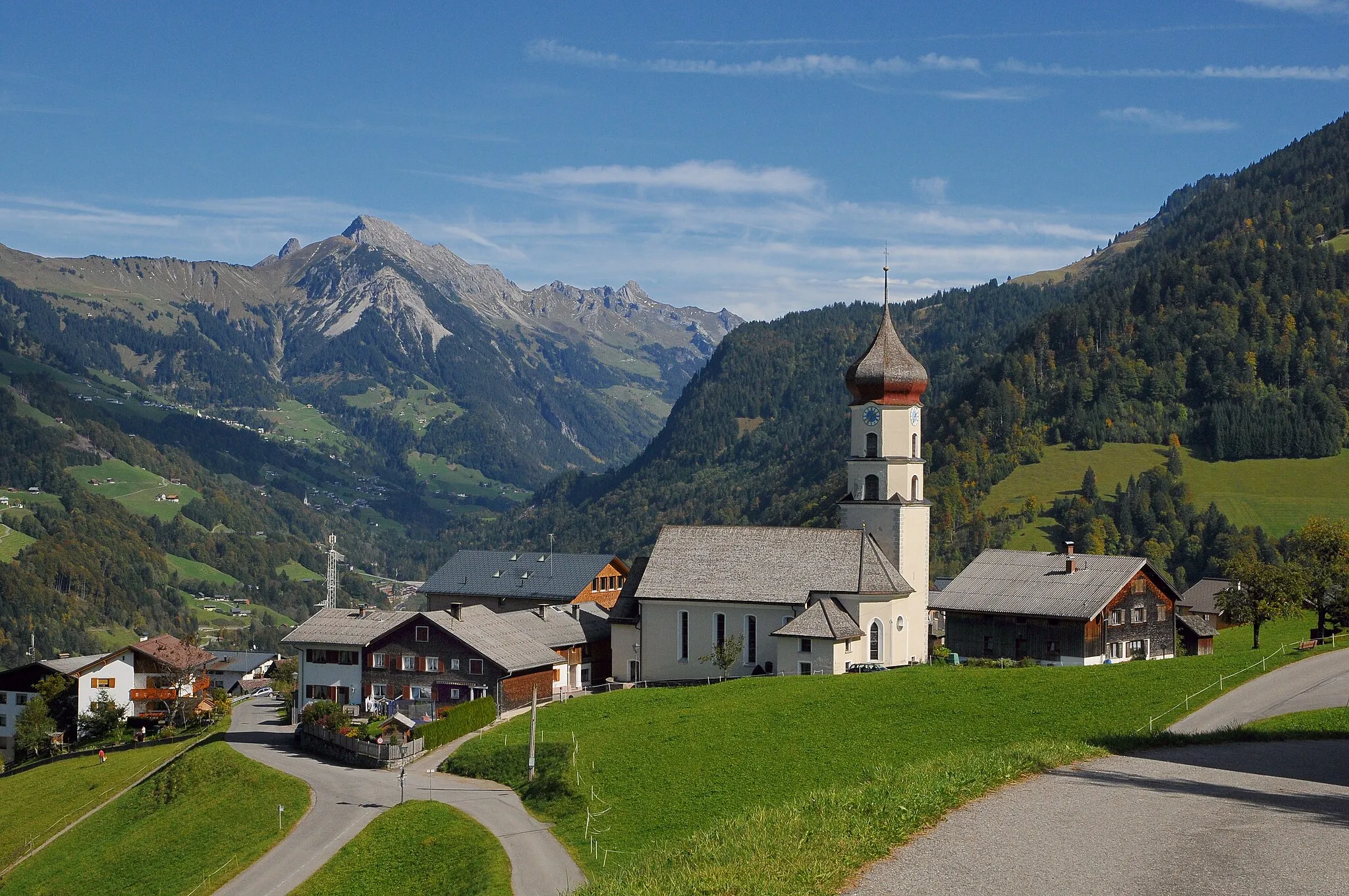 Photo showing: Pfarrkirche Hll. Nikolaus und Theodul in Raggal im grossen Walsertal, Vorarlberg.
