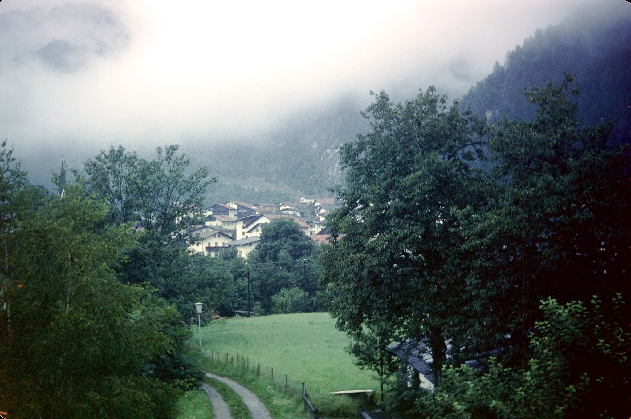 Photo showing: Vue très partielle de Pfunds-Stuben prise depuis Pfunds-Dorf. Sur la gauche, cachée par des arbres on peut apercevoir la flèche du clocher de l' église gothique Notre-Dame (située dans Pfunds-Stuben). Pfunds-Stuben est une des deux parties du village de Pfunds qui est composé de Pfunds-Dorf (partie ancienne et historique)) et de Pfunds-Stuben (quartier moderne).

Pfunds est un village autrichien situé sur la rivière Inn dans la partie sud-ouest du Tirol et près de la ville de Landeck.

Pfunds, Tirol, Autriche.