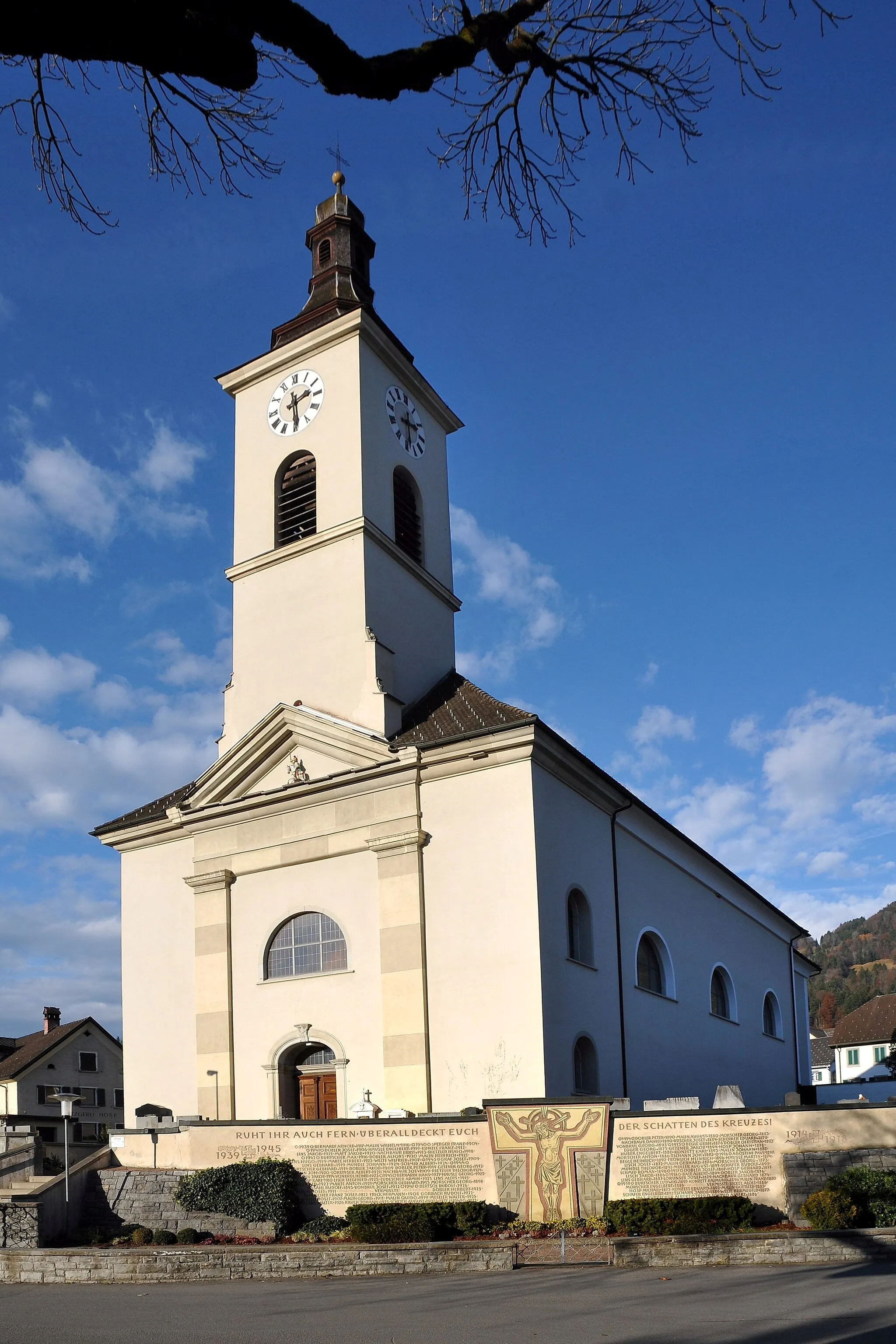 Photo showing: Pfarrkirche "hl. Georg" in Satteins in Vorarlberg. Im Vordergrund das Kriegerdenkmal.