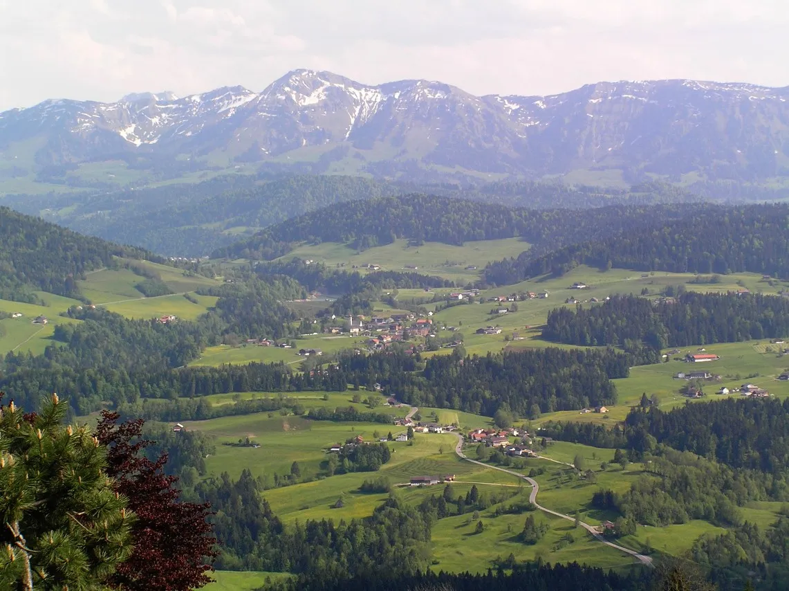 Photo showing: Krumbach in der Bildmitte, darunter die L4 durch Zwing in Richtung Weißachbrücke und Doren. Links von Krumbach die aufgestaute Bolgenach, darüber am Horizont die Winterstaude.