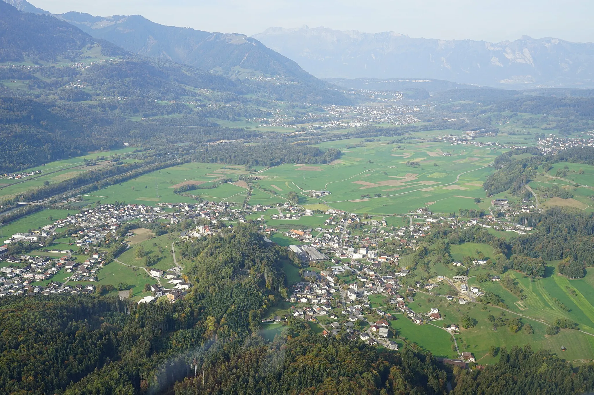 Photo showing: Luftbildaufnahme der österreichischen Gemeinde Schlins, gesehen von Osten.