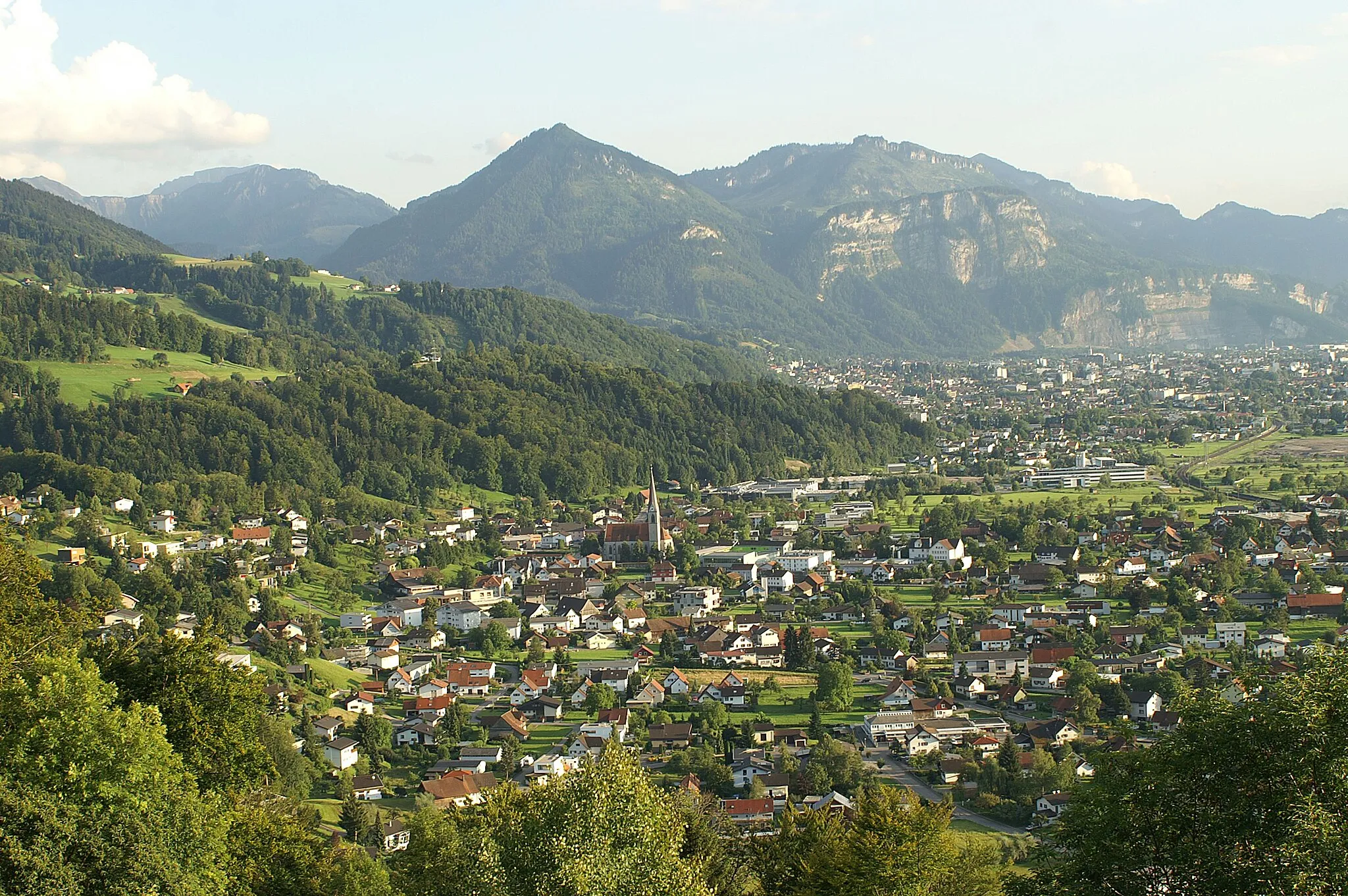 Photo showing: Gemeinde Schwarzach, im Hintergrund Dornbirn mit dem Staufenberg.
