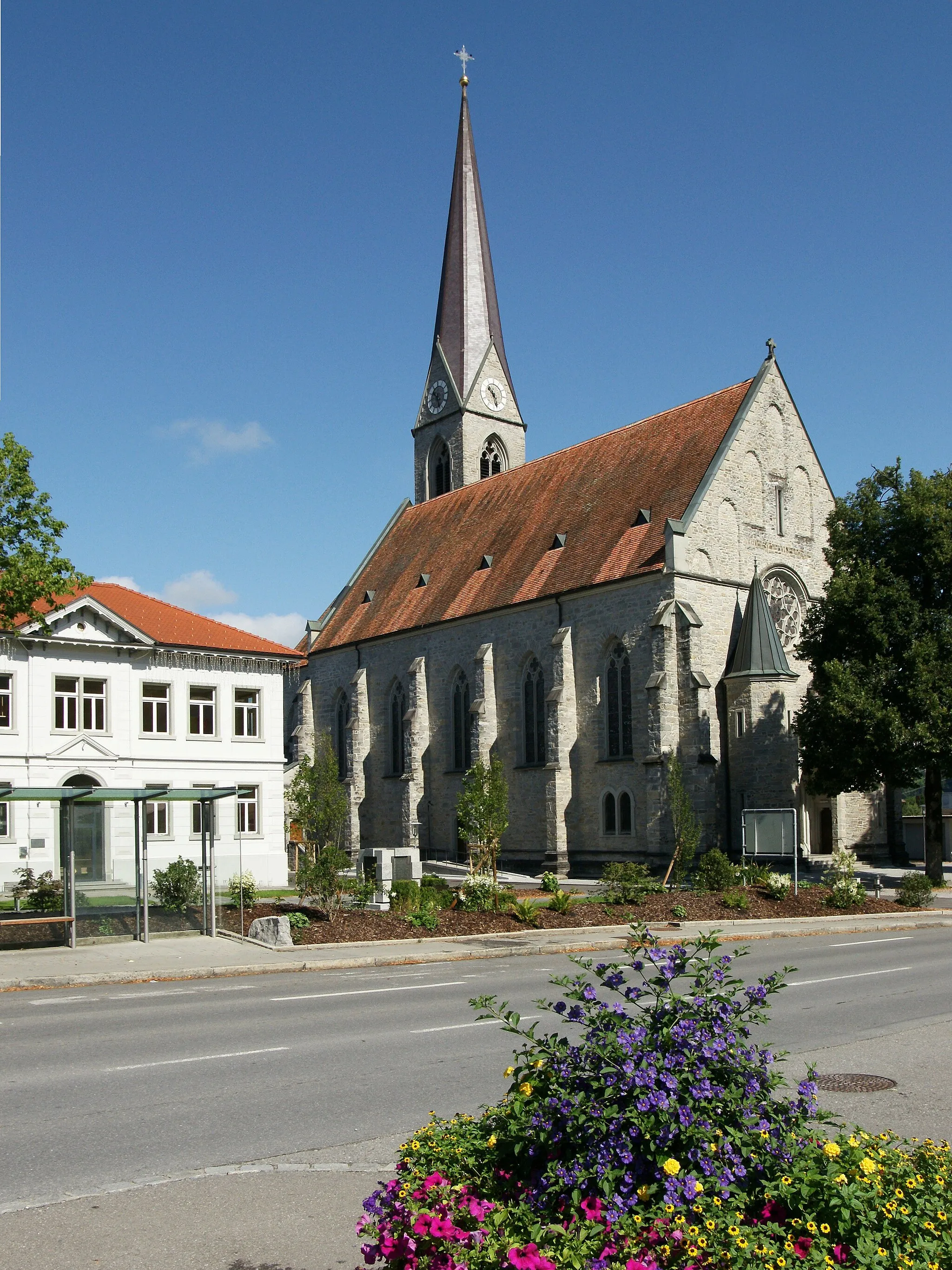 Photo showing: Die Pfarrkirche hl. Sebastian in Schwarzach (Vorarlberg) wurde nach Plan von Peter Huter durch Josef Kröner 1901 bis 1903 im neugotischen Stil erbaut.