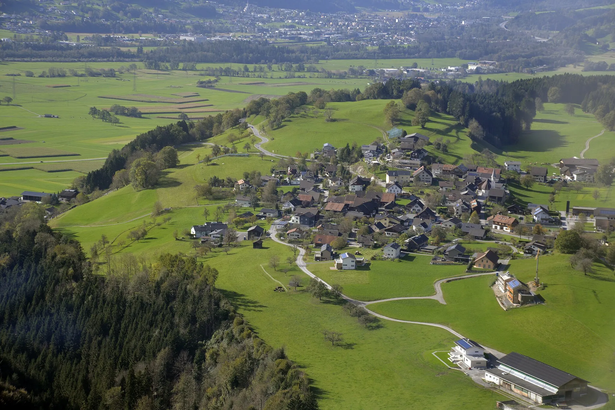 Photo showing: Luftbild mit Blick auf das Ortszentrum der Gemeinde Düns in Vorarlberg, gesehen von Nordosten.