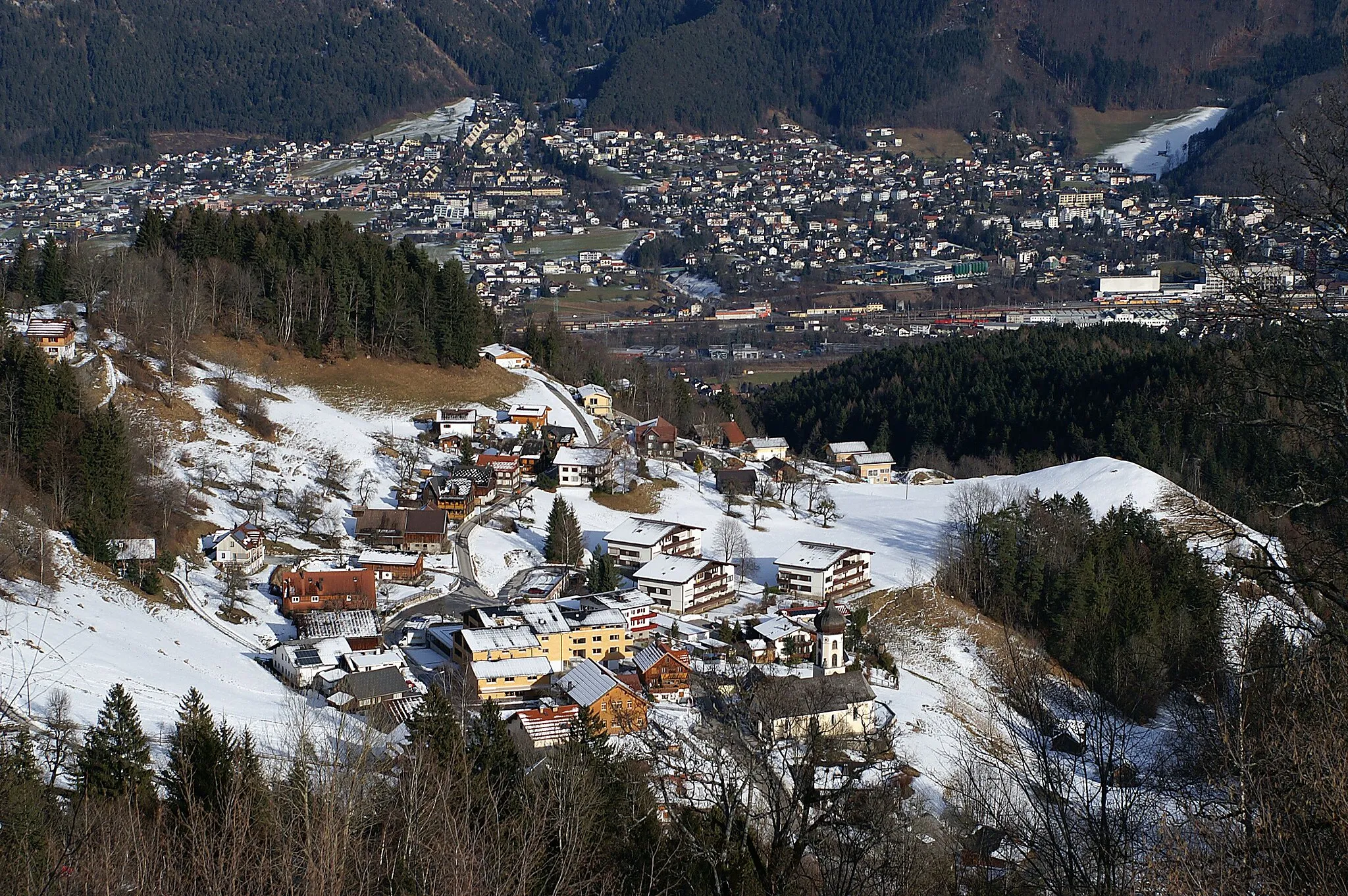 Photo showing: Blick von  Zwischenbäch  auf den Ortsteil Matin vomBürserberg; Im Hintergrund Ortsteile der Stadt Bludenz und Nüziders in Vorarlberg.