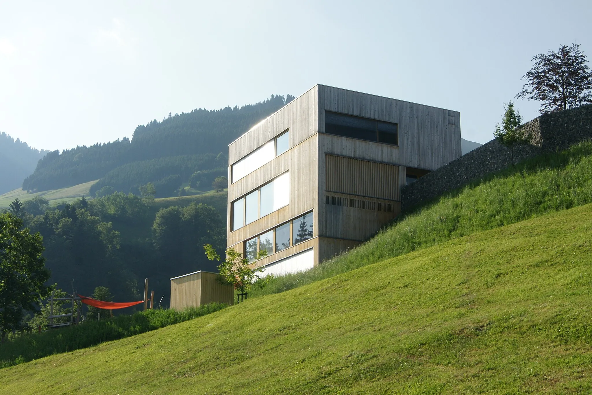 Photo showing: das Gemeindezentrum Sankt Gerold, nach Plänen von cukrowicz nachbaur architekten zt gmbh im Jahre 2009 erbaut. Für das erste, vierstöckige Holzgebäude Vorarlbergs wurde 2010 der Staatspreis für Architektur und Nachhaltigkeit vom österreichischen Lebensministerium und der Klimaschutzinitiative klima:aktiv vergeben. Er soll die Entwicklung zu einer energieeffizienten Baukultur in Österreich unterstützen.