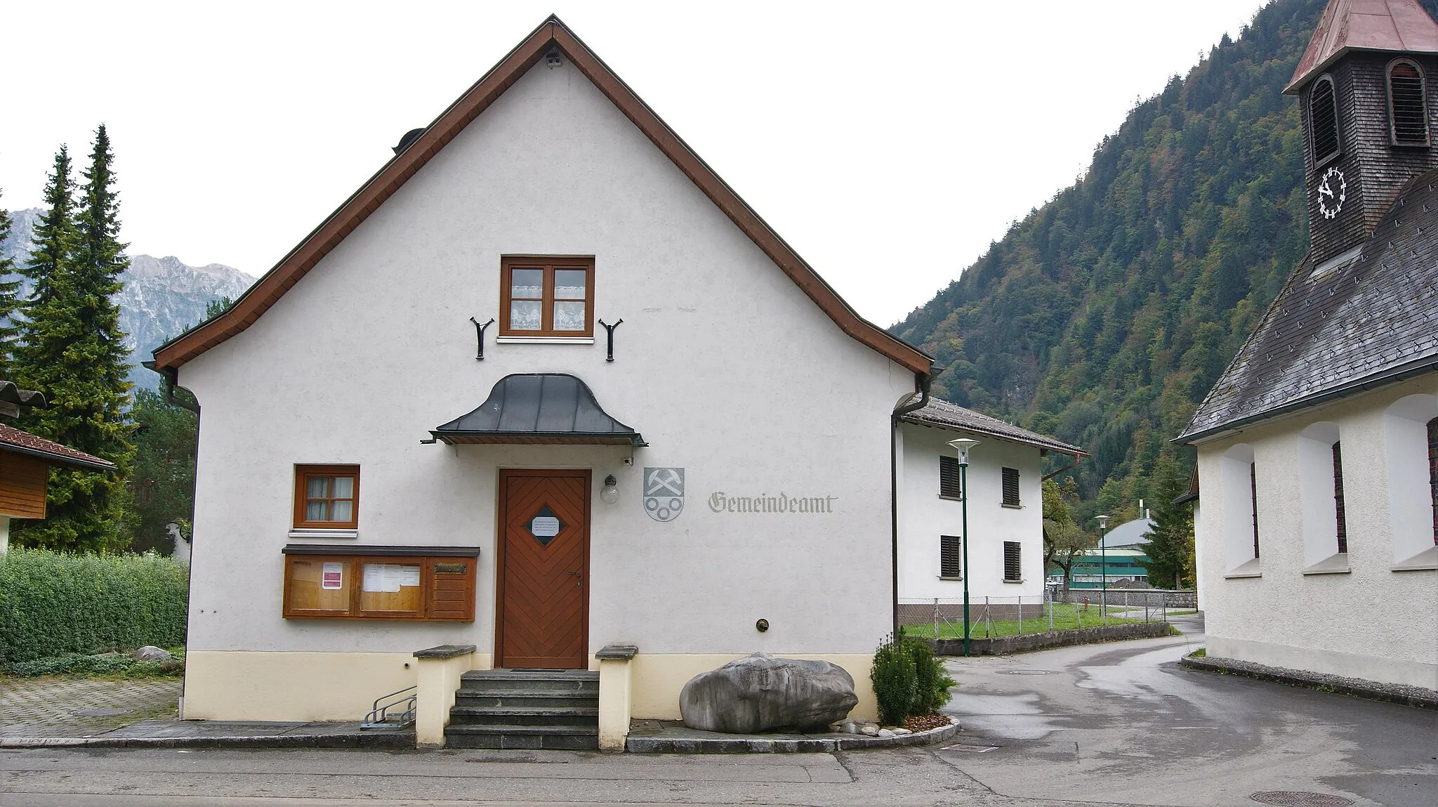 Photo showing: Municipal office in the municipality Stallehr, Vorarlberg, Austria with the mountains of Lechquellengebirge (left) and Verwall (right).