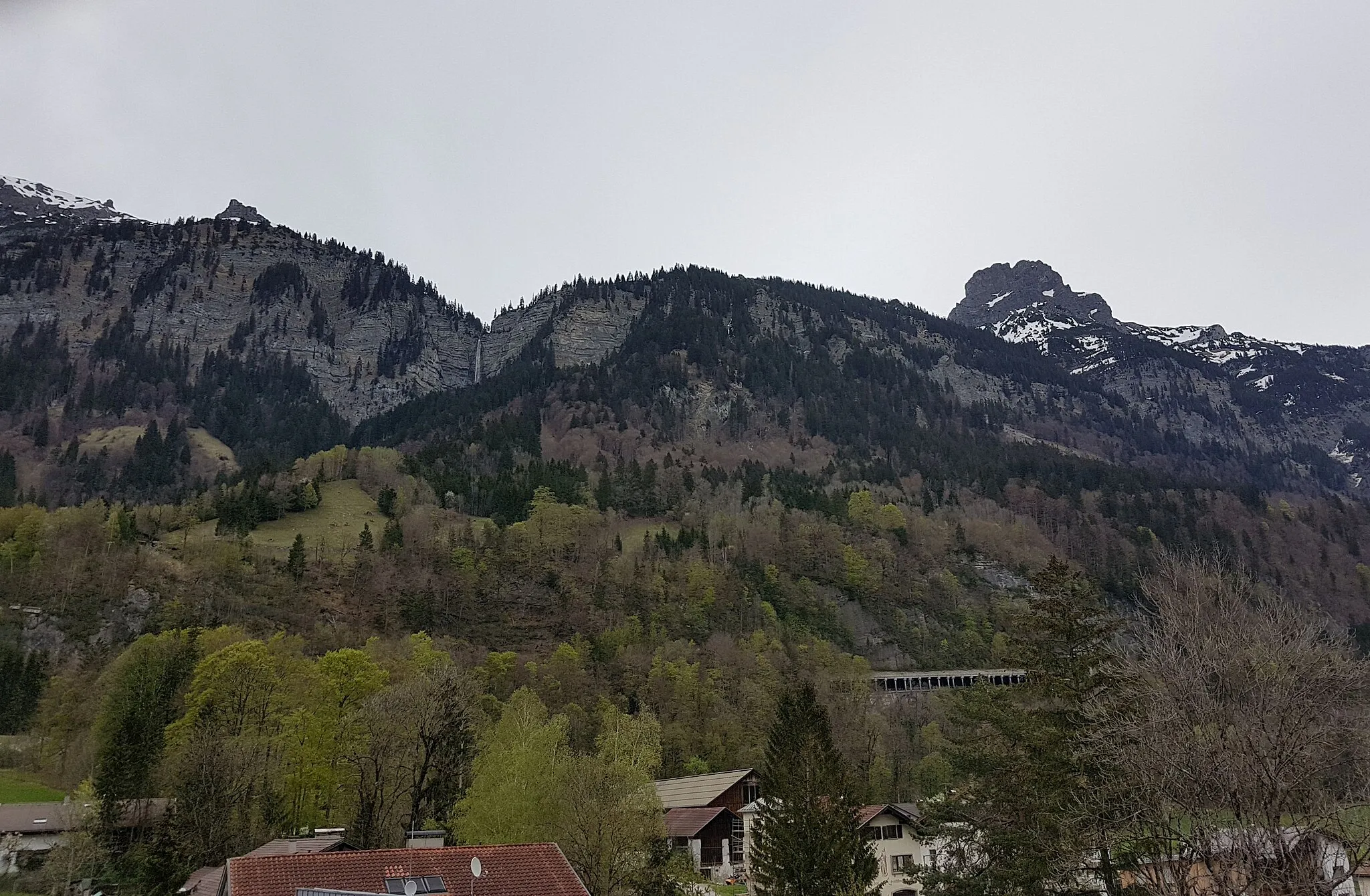 Photo showing: Avalanche protection roof VI (139 m) of the Arlberg railway line and the Masonbach-Waterfall