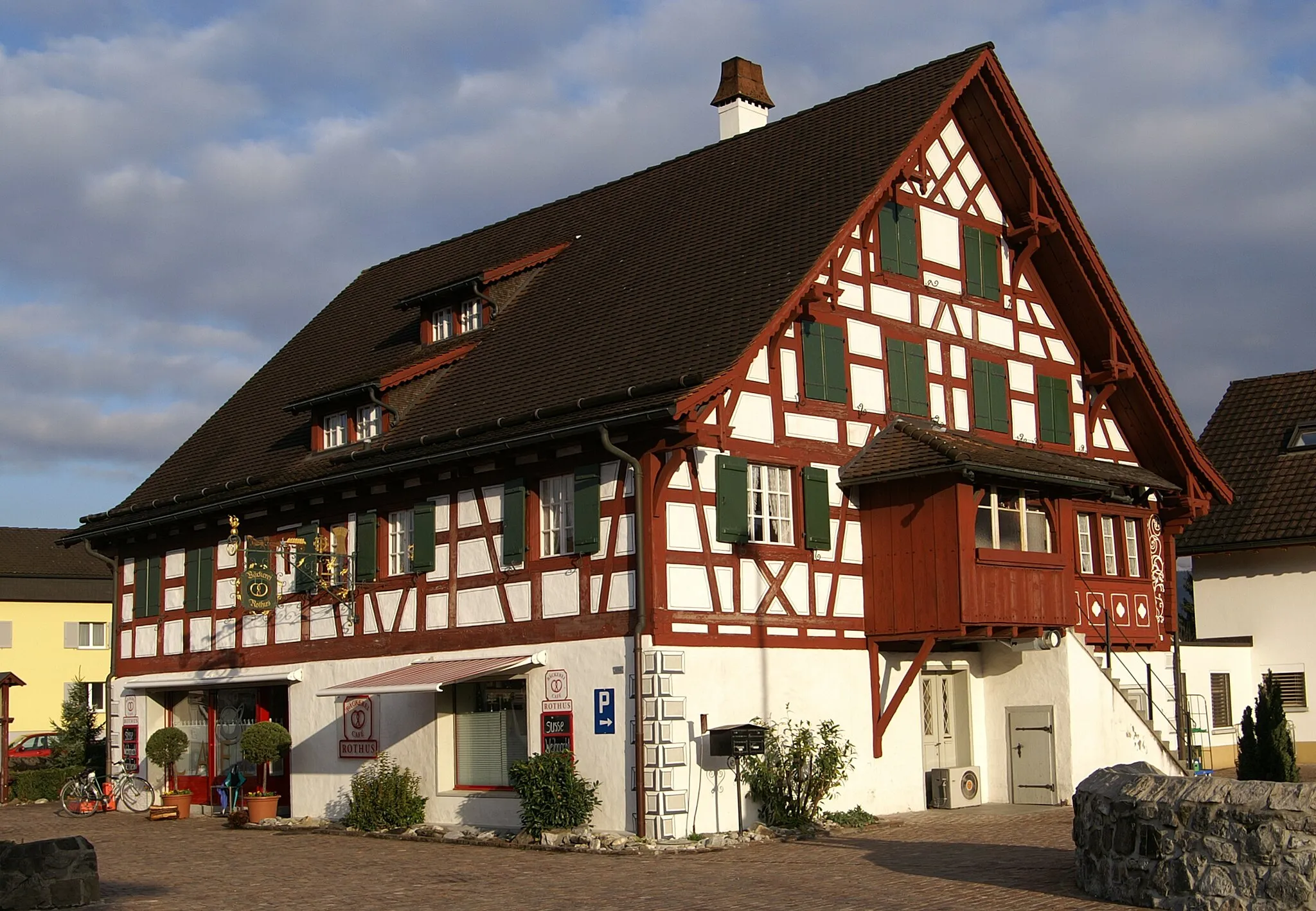 Photo showing: Fachwerkhaus Rothus (Westseite: Bäckerei-Konditorei - Nordseite: Eingang zum Gemeindemuseum) im Zentrum von Eichenwies; politische Gemeinde Oberriet im Rheintal.