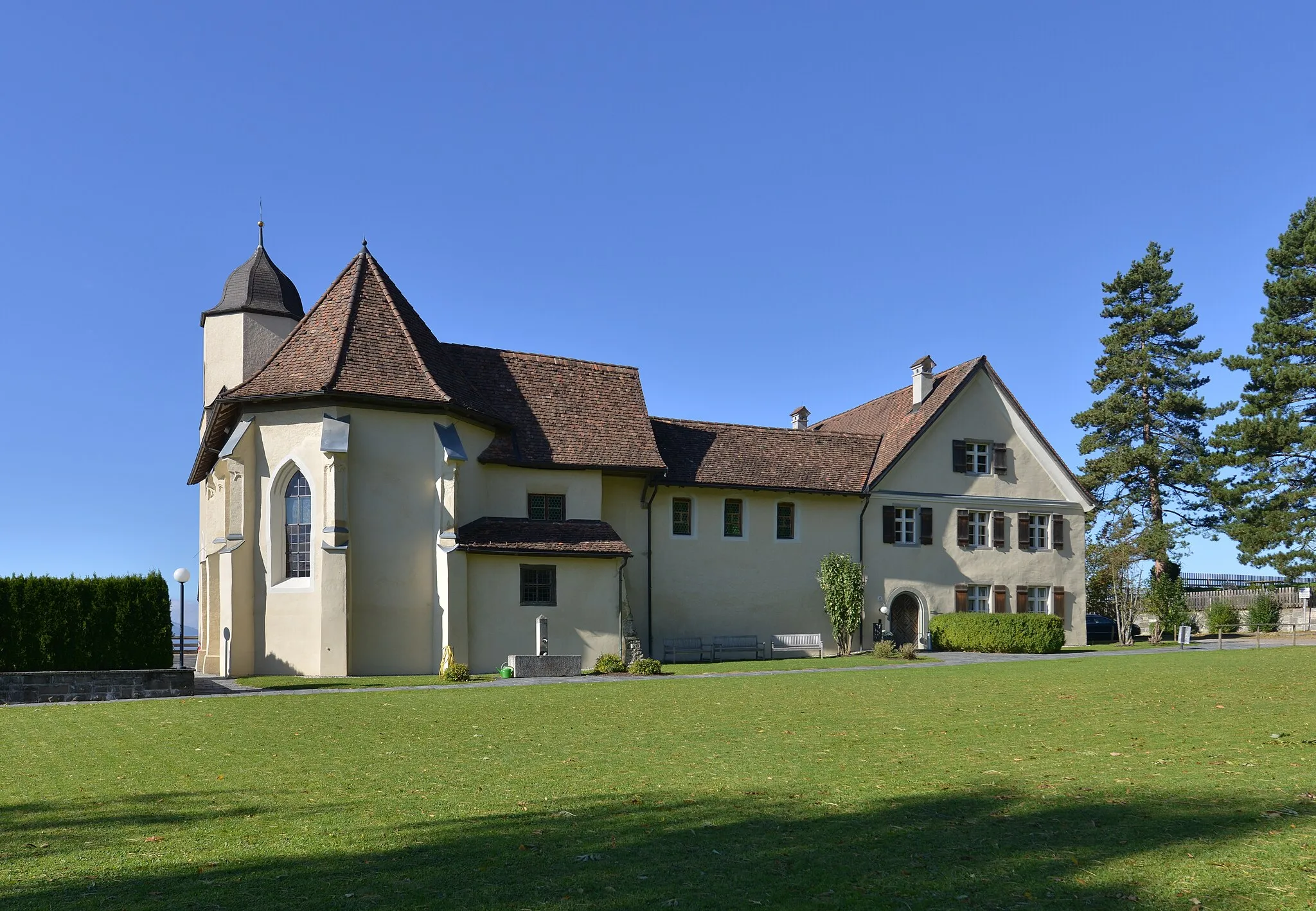 Photo showing: Ostansicht des Minoritenkloster Viktorsberg. Links (südlich) angebaut ist die Kirche Hl. Viktor.