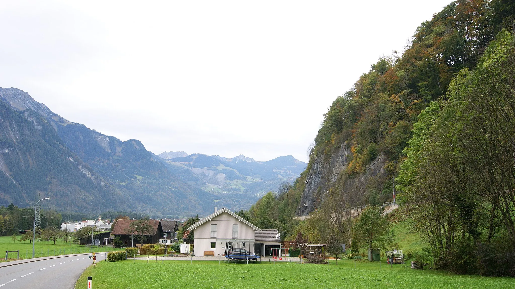 Photo showing: View into Walgau and "Murbruch" Schesatobel and right, the Arlberg-Railway at Bings, Municipality Bludenz, Vorarlberg, Austria.
