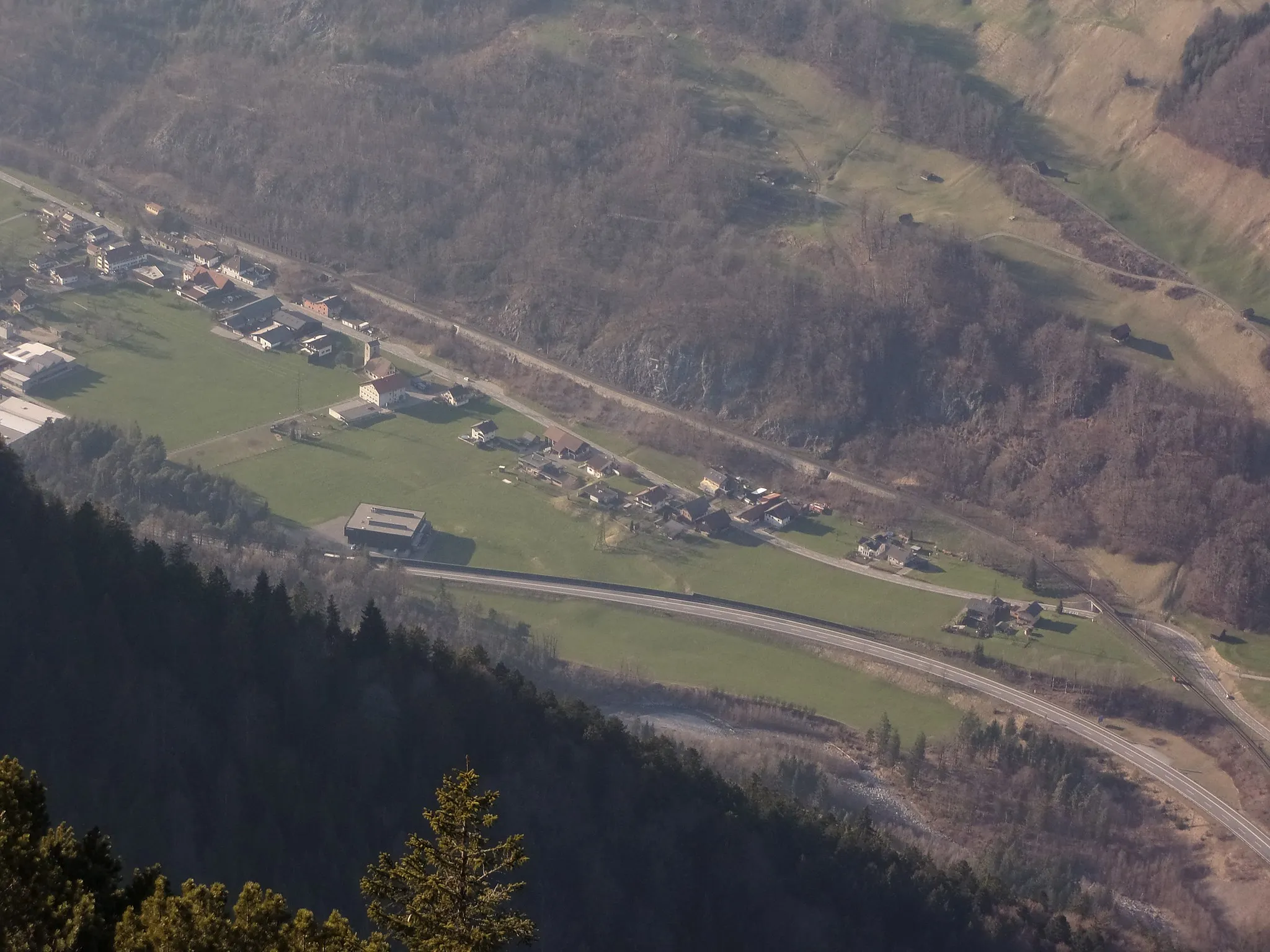 Photo showing: Blick vom Davennakopf (1708 m) auf (Ober-)Bings mit Kirche und Schule.