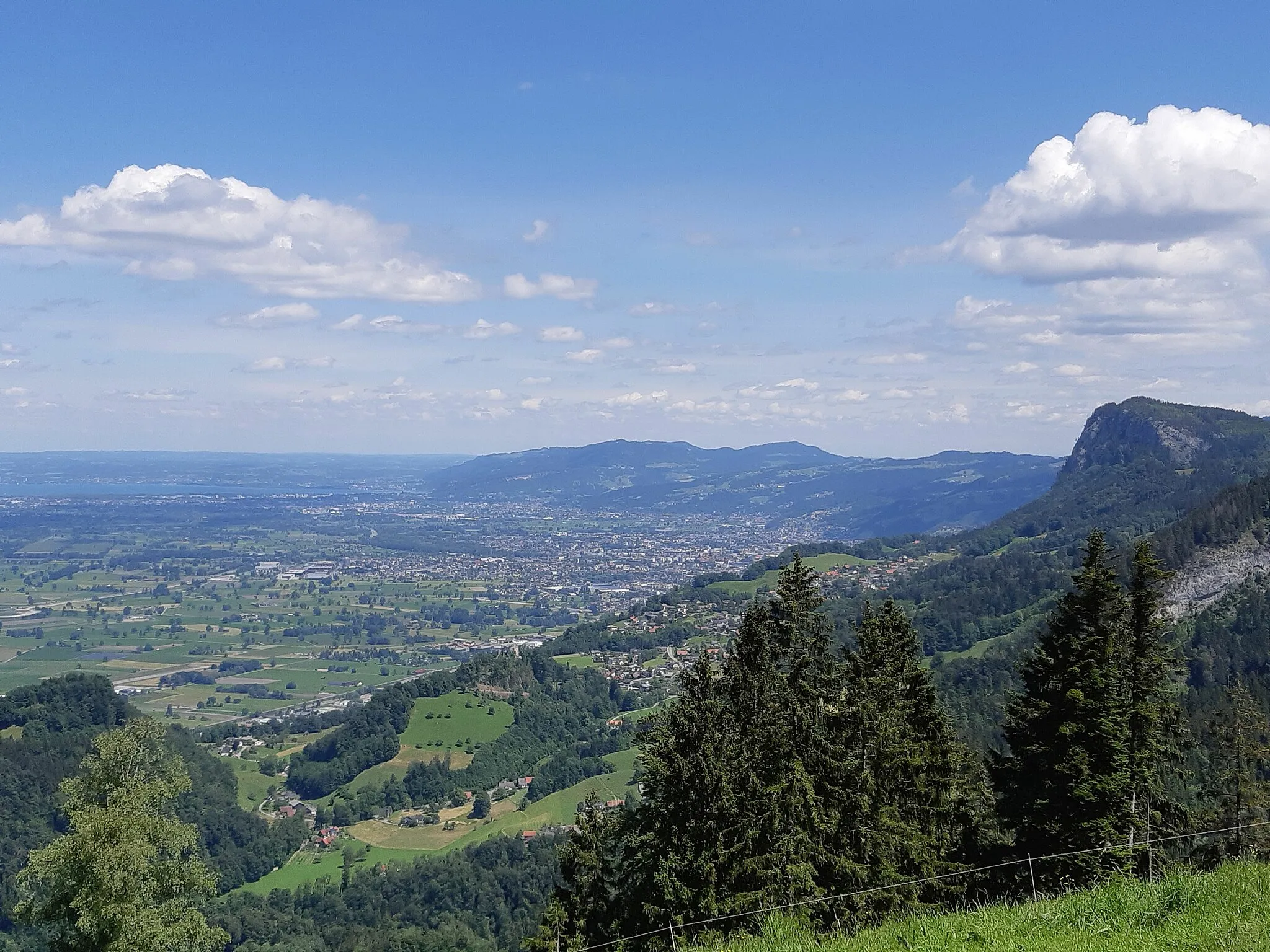 Photo showing: View from Gsohl in Hohenems (Vorarlberg, Austria) to Schlossberg, Breitenberg, Staufen.