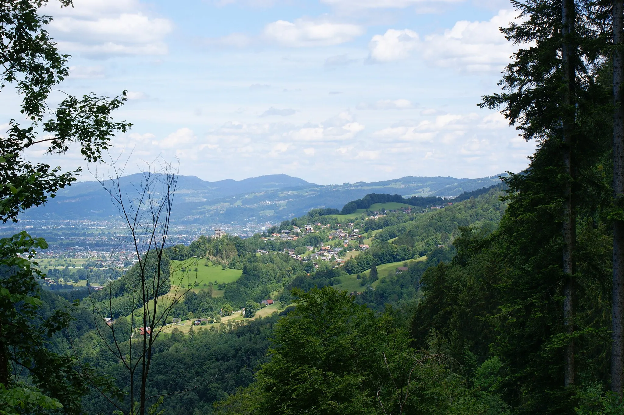 Photo showing: View from Gsohl in Hohenems (Vorarlberg, Austria) to Schlossberg, Reute near Hohenems and the Alpine Rhine Valley.