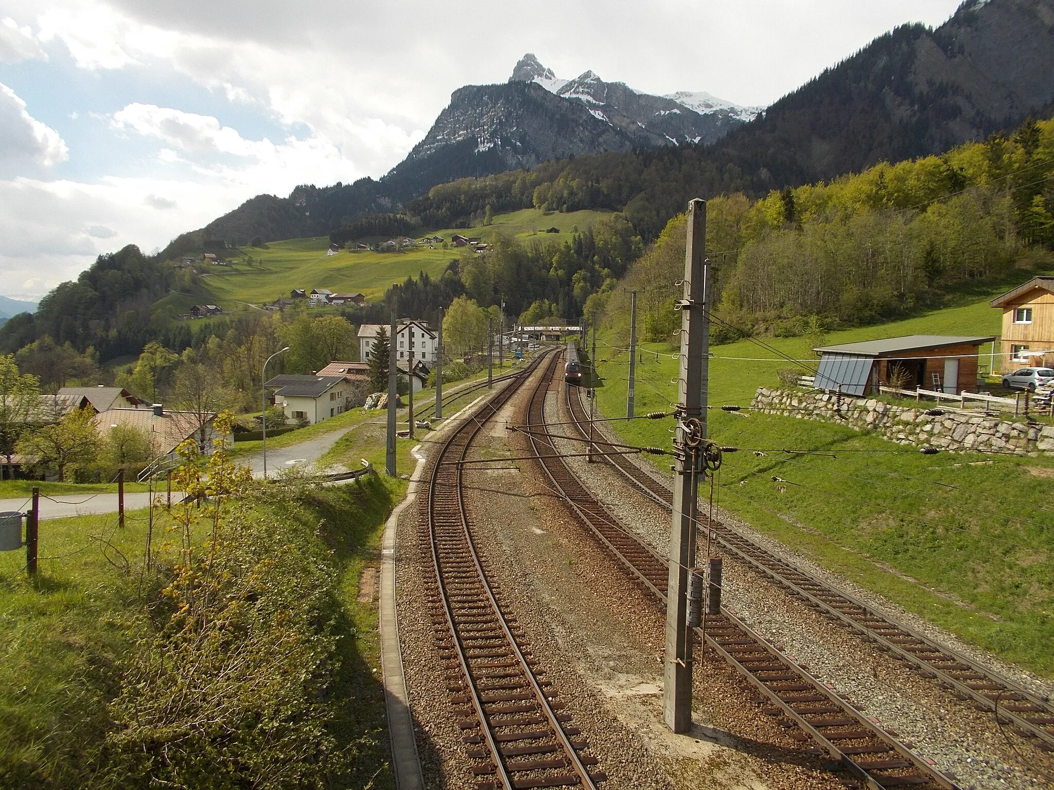 Photo showing: Bahnhof Dalaas mit dem Roggelskopf (2284 m) im Hintergrund