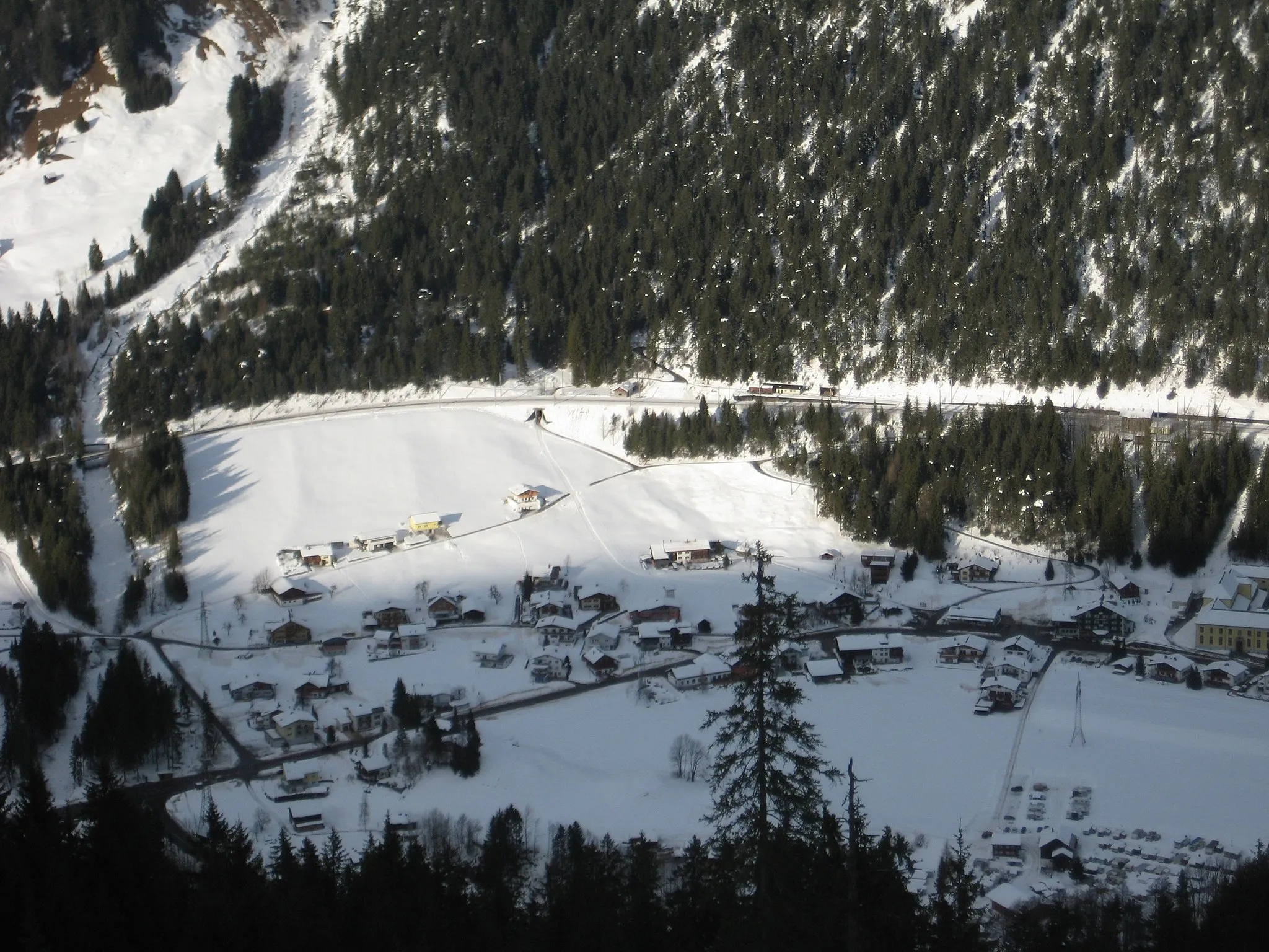 Photo showing: The Village Wald am Arlberg, part of Dalaas, taken from a Cable car