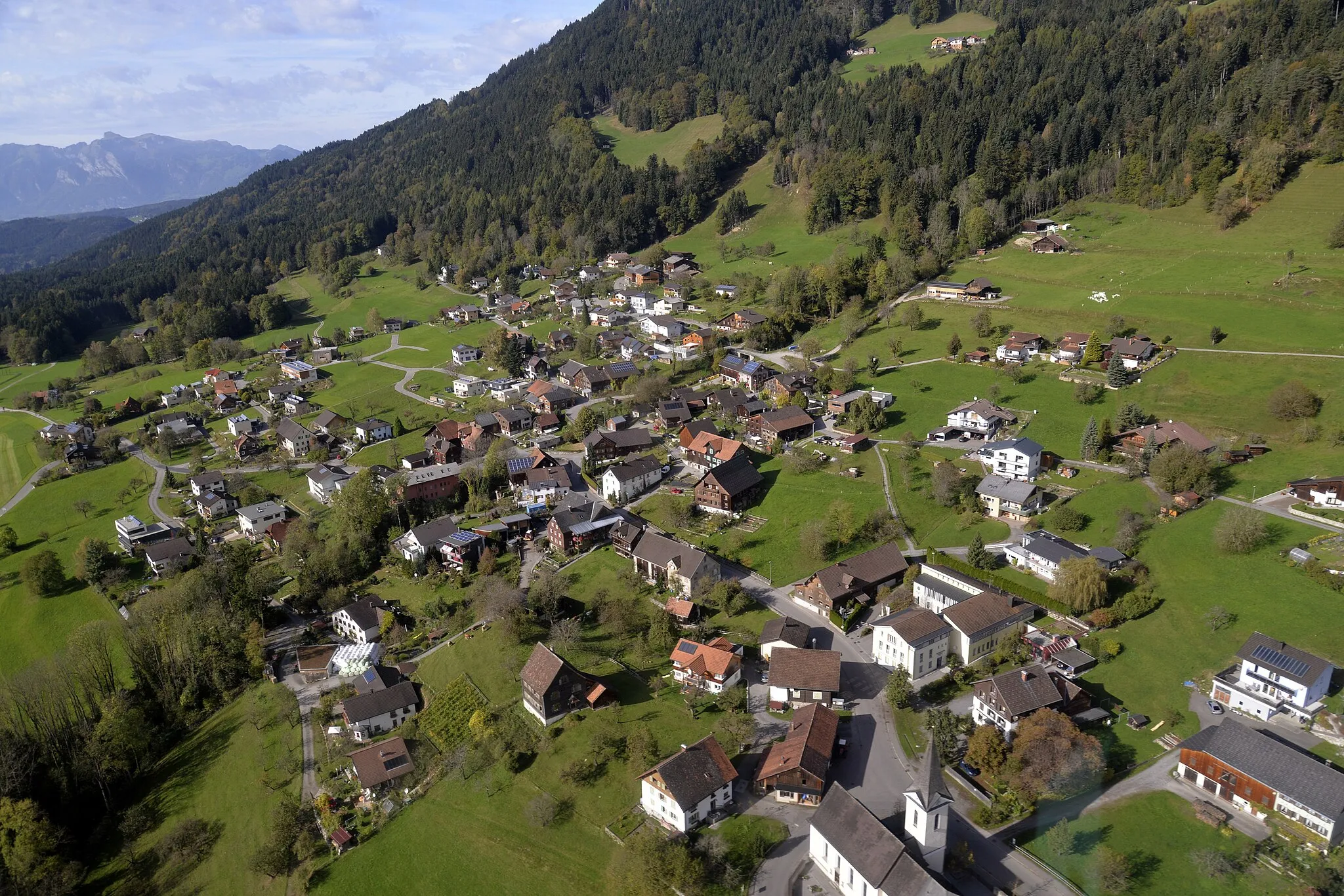 Photo showing: Luftbild mit Blick auf das Ortszentrum der Gemeinde Düns in Vorarlberg, gesehen von Osten.