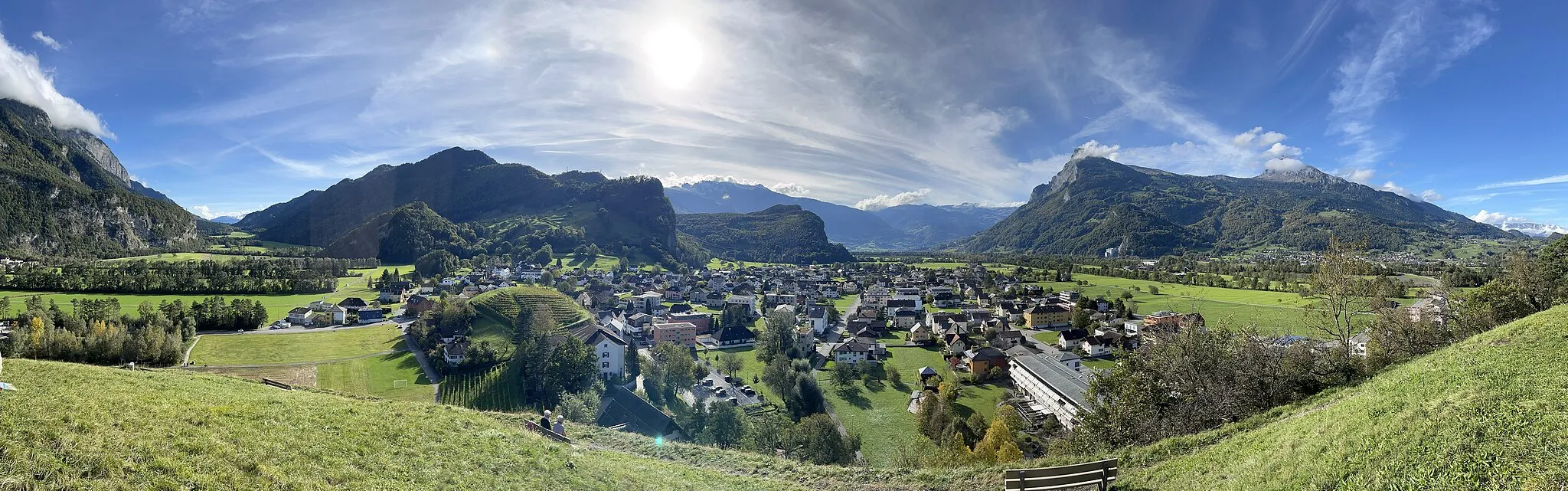 Photo showing: Panoramic picture of Balzers village from the castle hill of Burg Gutenberg, looking out over the Rhine river valley and toward the Swiss city of Sargans.